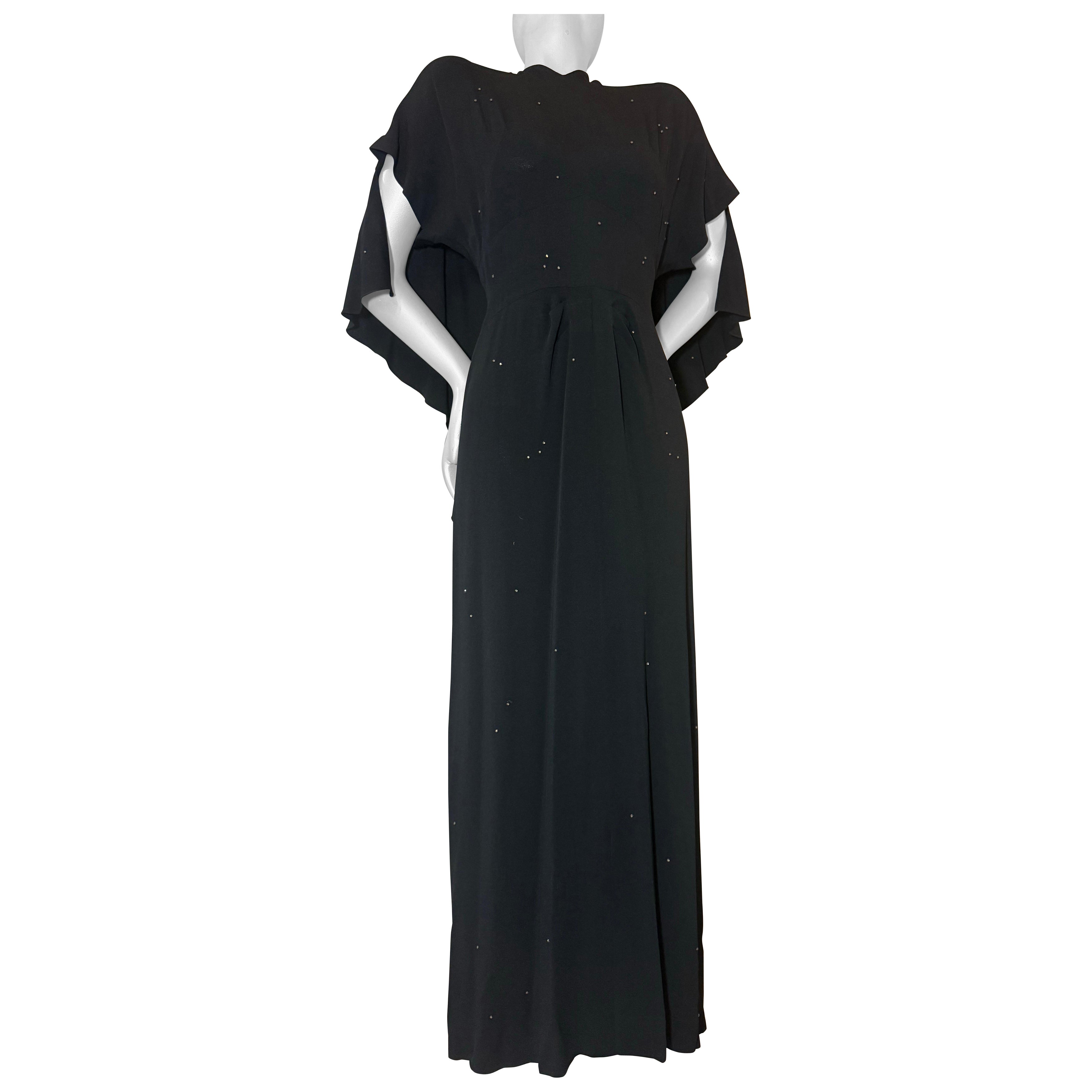 Spettacolare abito in crêpe nero di Adrian degli anni '40 con cappuccio sul retro e abbellimenti in strass in vendita