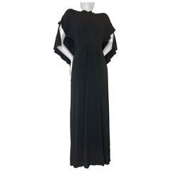 Spettacolare abito in crêpe nero di Adrian degli anni '40 con cappuccio sul retro e abbellimenti in strass