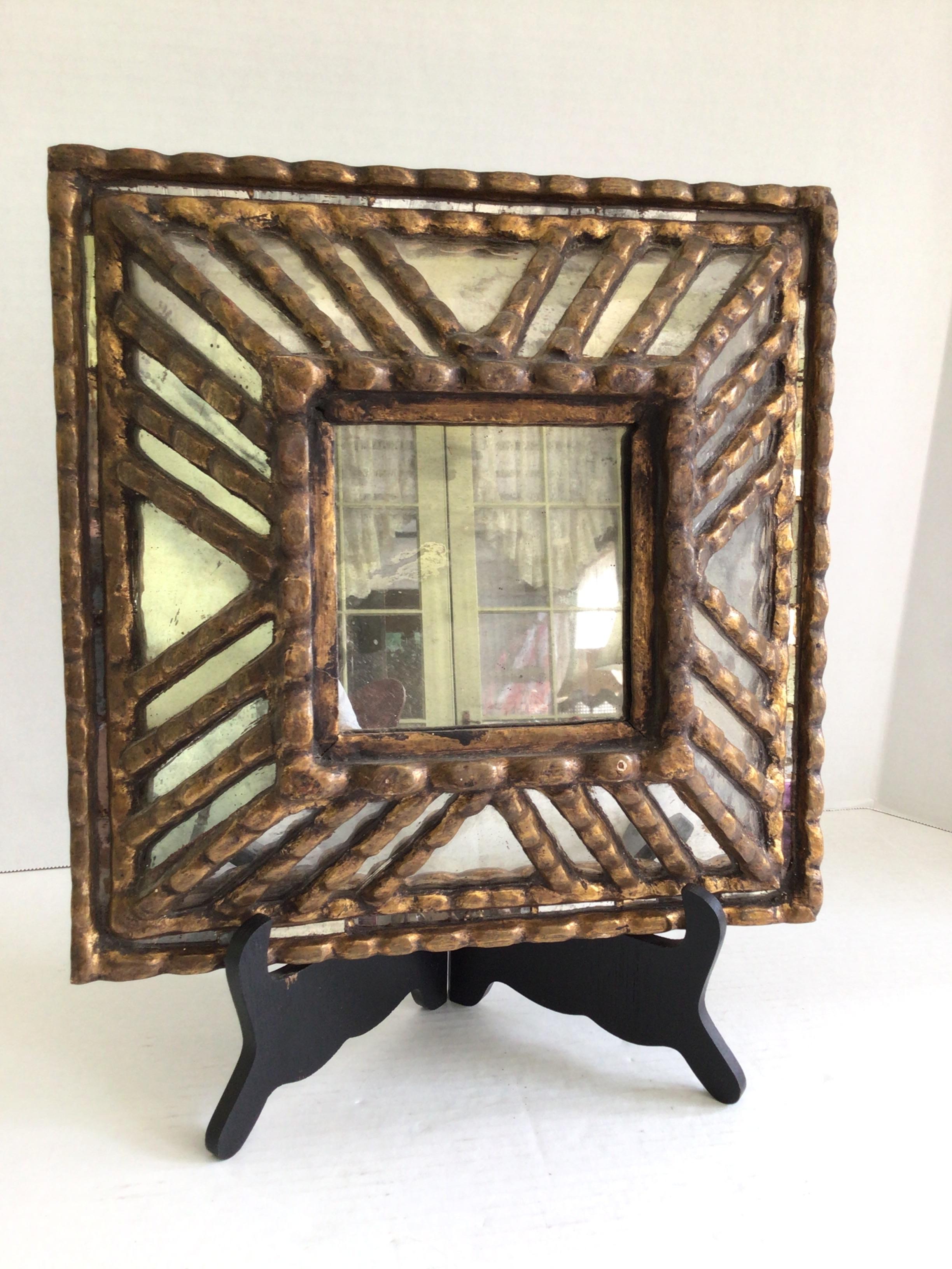 Specchio quadrato in legno intagliato dorato degli anni '40
Il centro sporge verso l'esterno 
Antique Mirror
Perdita nell'angolo destro dello specchio, ma non mancante.
Espositore in Wood non venduto con lo specchio