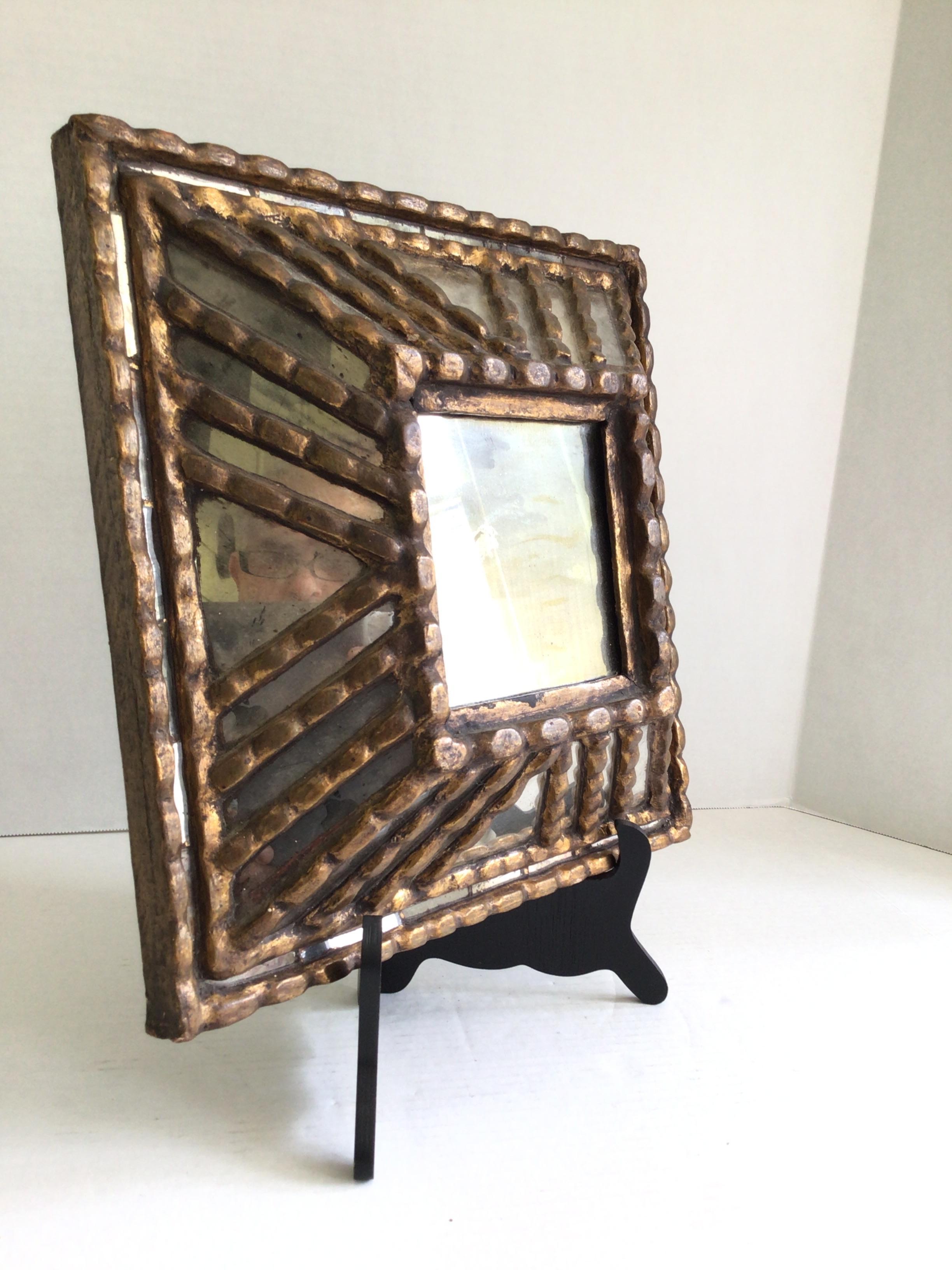 Fatto a mano Specchio quadrato in legno intagliato dorato degli anni '40 in vendita