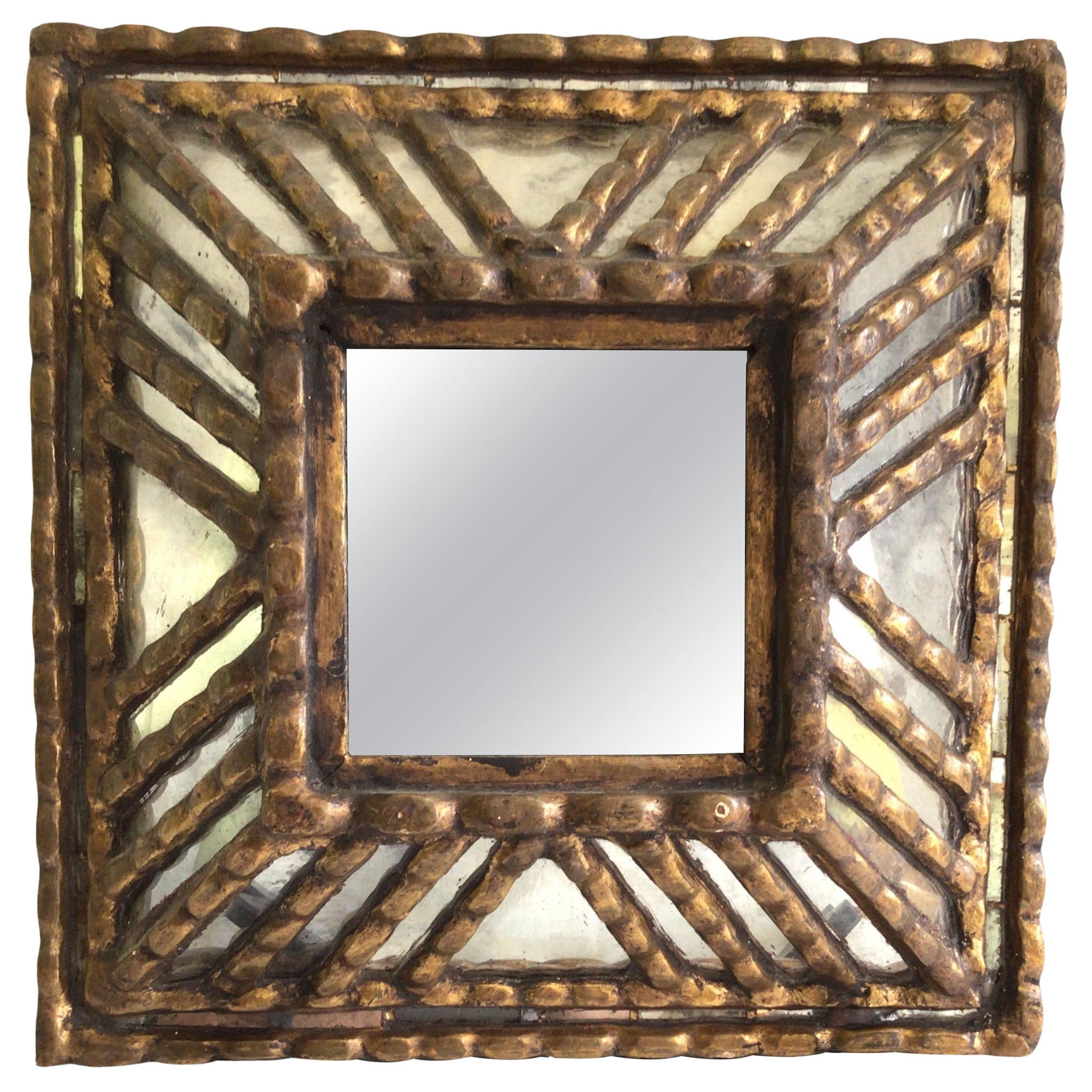 Miroir carré en bois sculpté et doré des années 1940 en vente