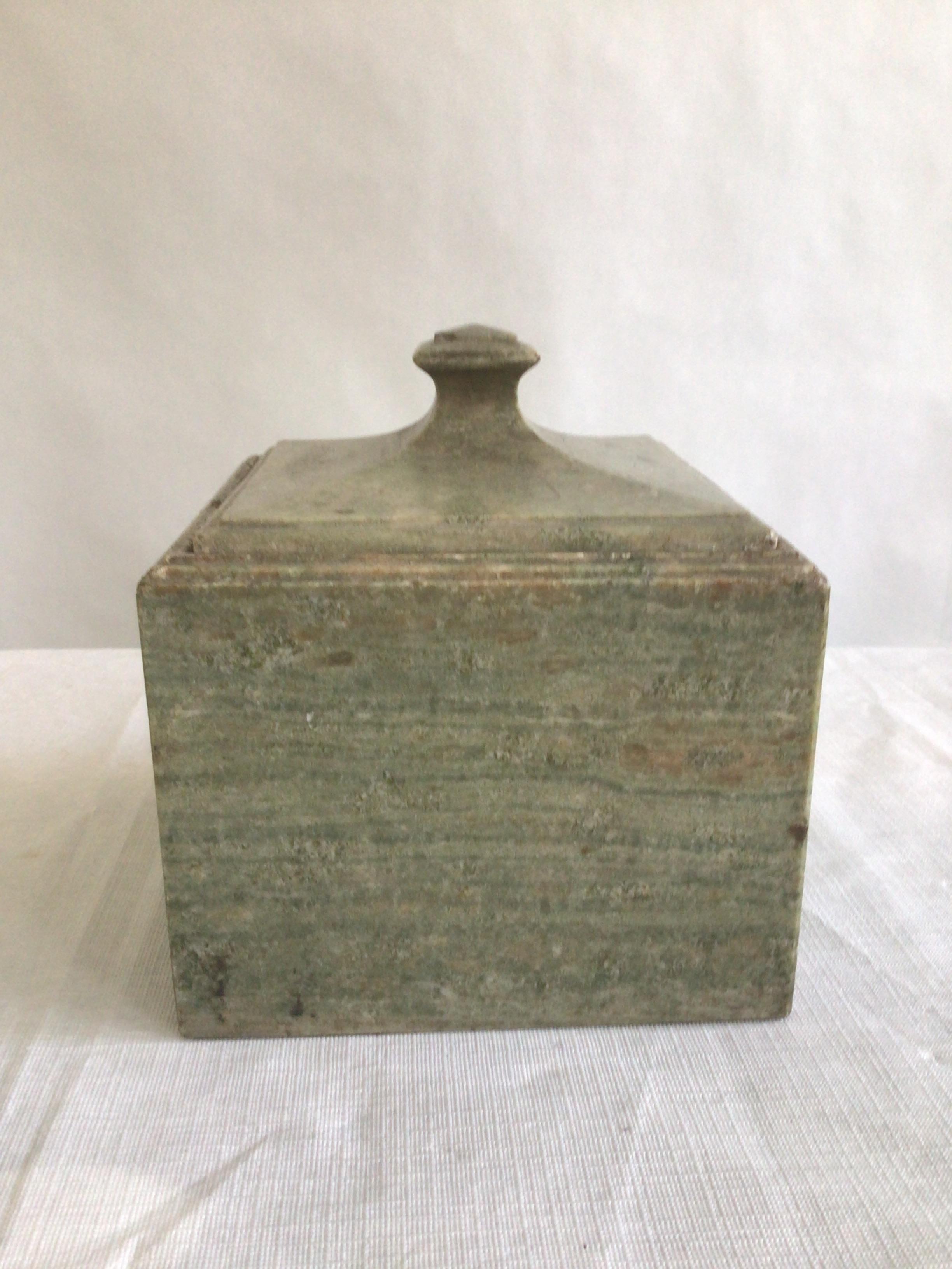 1940s Square Green Marble Box With Sculpted Lid In Good Condition For Sale In Tarrytown, NY