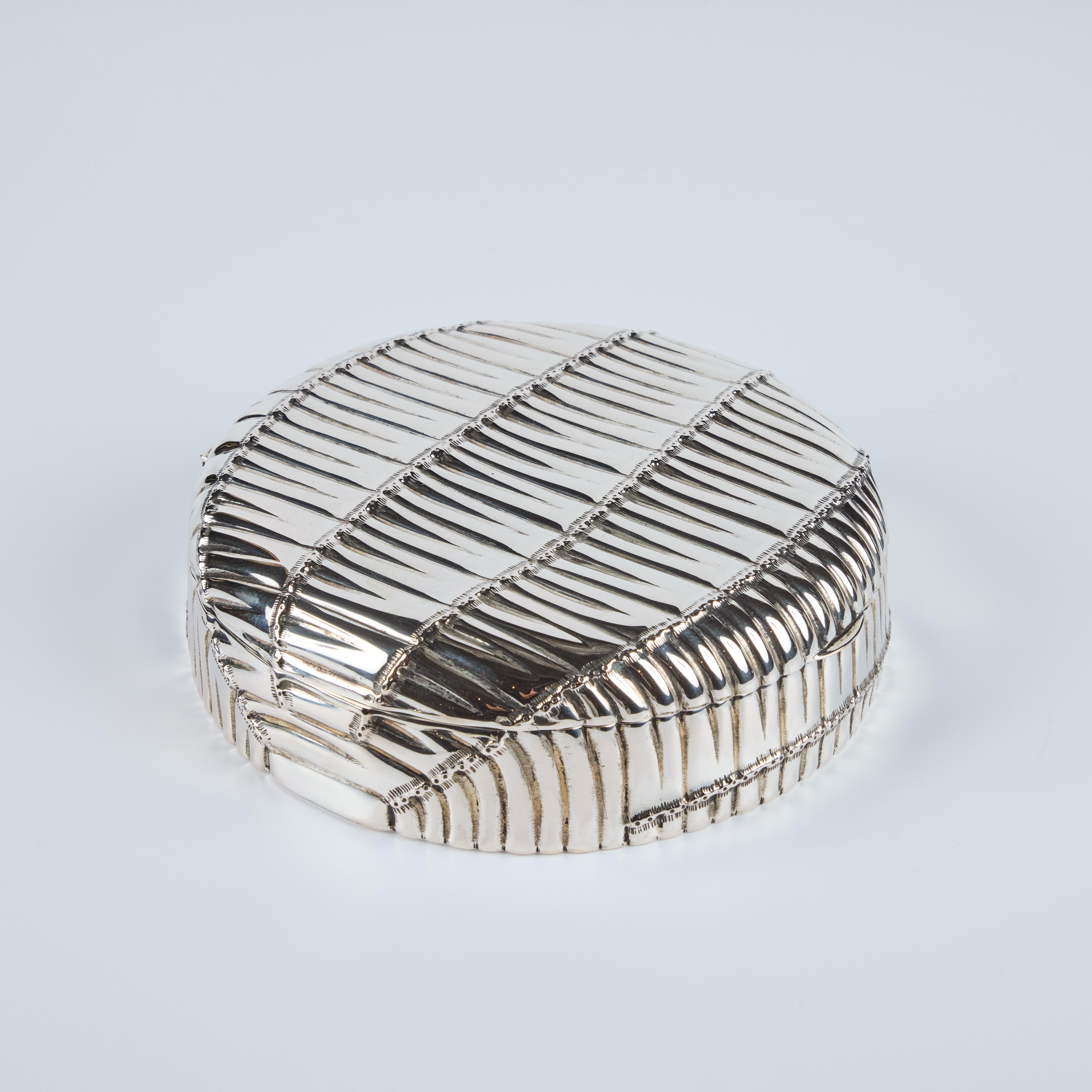 Eine elegante Scharnierdose aus Sterlingsilber (935 Gramm) mit Bambusmuster.  