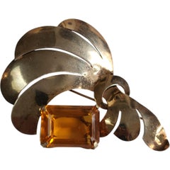 Broche de cinta de plata de ley de los años 40 con piedra de cristal ámbar talla esmeralda