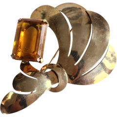 1940s Sterling Silver Ribbon Brooch with Emerald-Cut Amber Glass Stone
