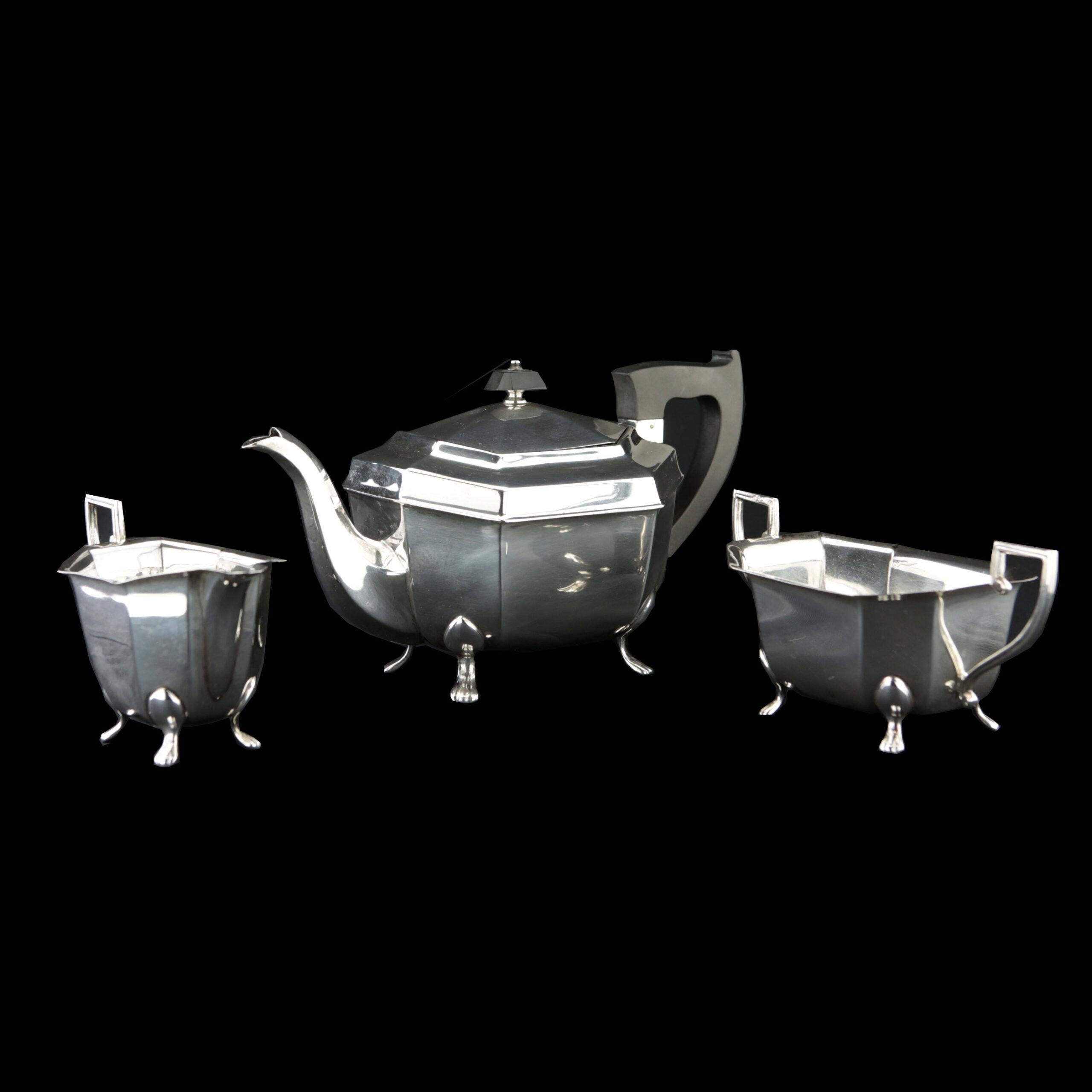 Tea set, teapot, milk jug, sugar pot, 8-sided basic shape, standing on four feet, 925 sterling silver, Sheffield 1946, hallmarked.
A wonderful set in late Art Deco style, perfect for tea time for 2-4 people. The classic octagonal shape is
