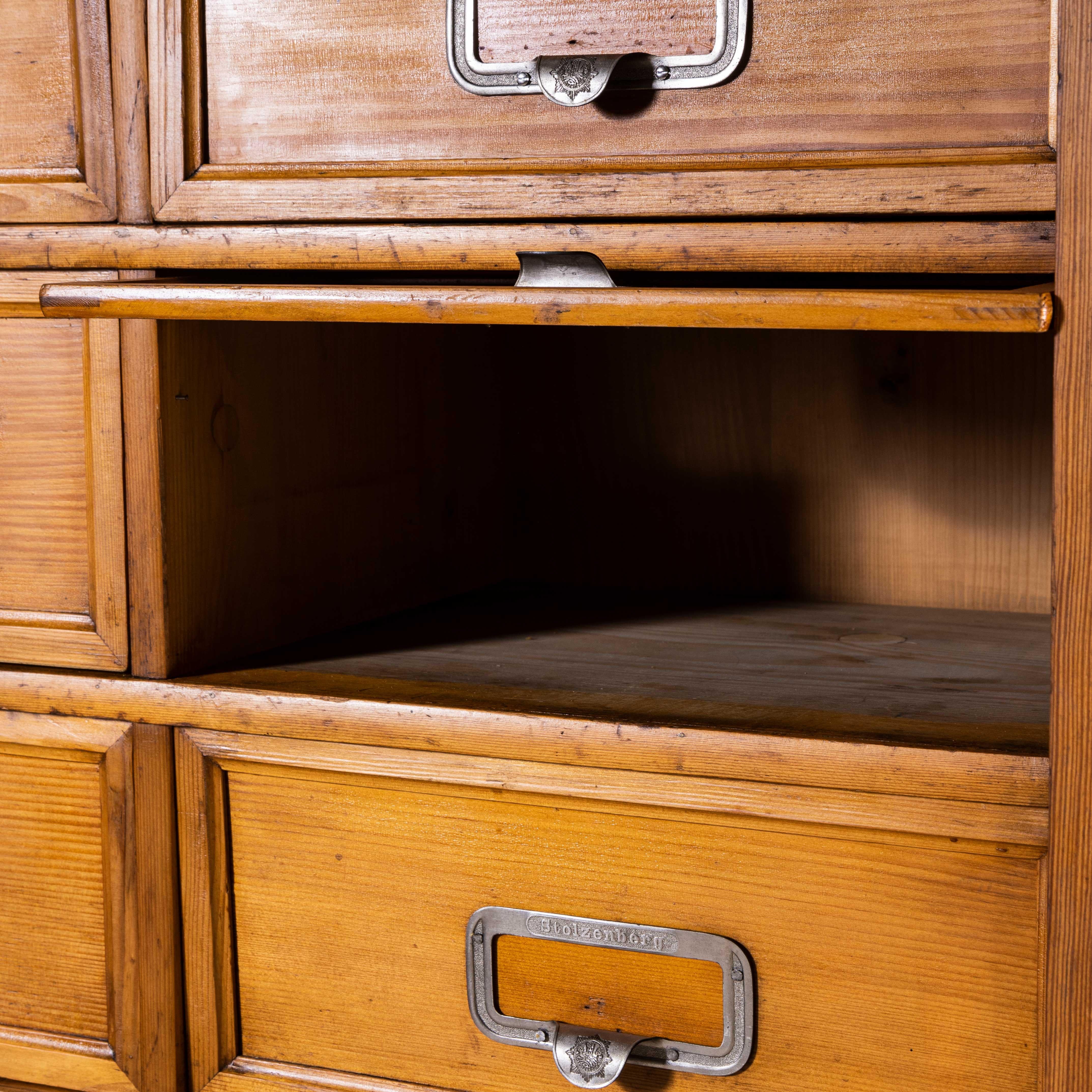 Stolzenberg Tambour-front-Schrank aus den 1940er Jahren, vierundzwanzig Klappen im Angebot 6