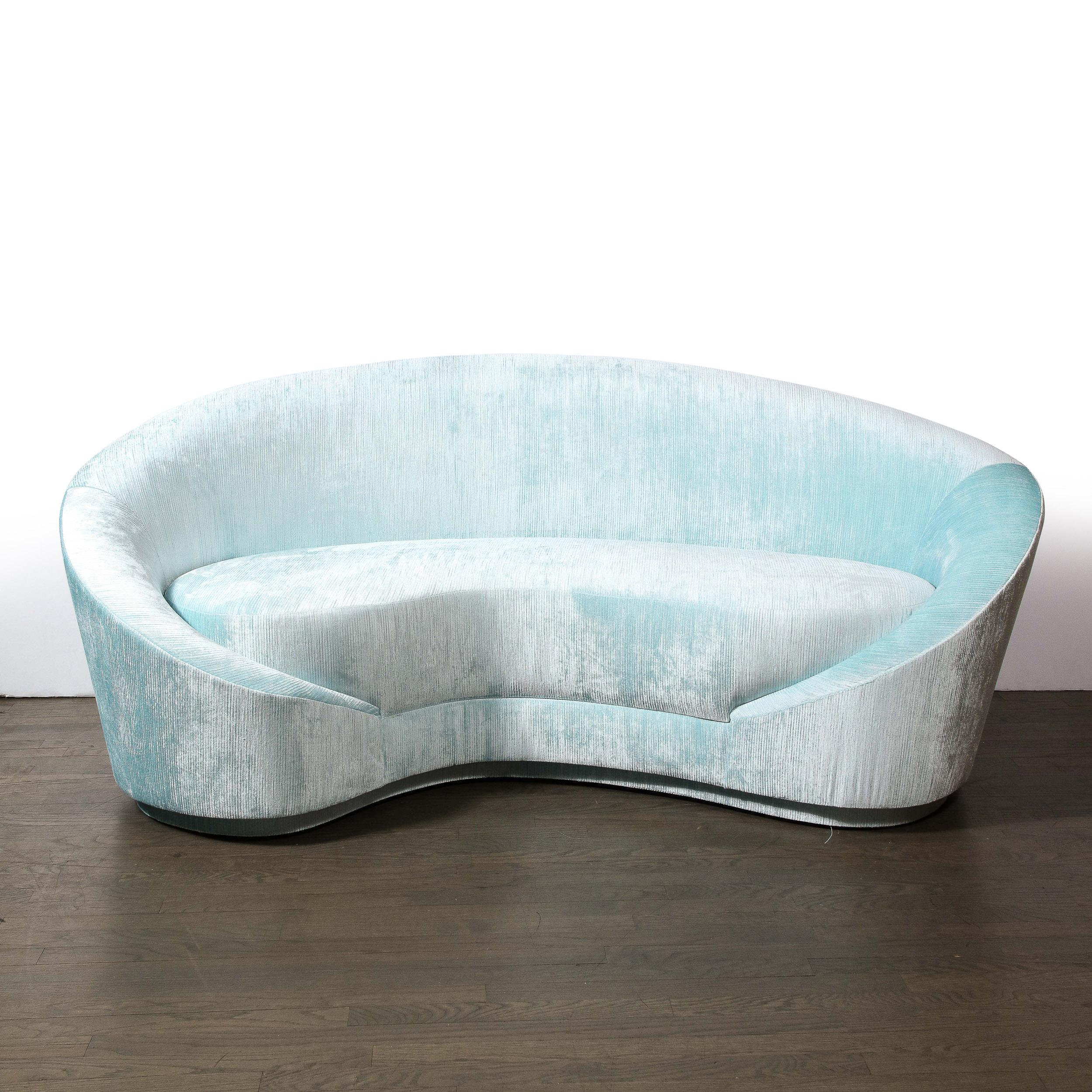 Dieses raffinierte und skulpturale modernistische Sofa wurde von Kunsthandwerkern im Bundesstaat New York von High Style Deco handgefertigt, inspiriert von einem zeitlosen Design aus den 1940er Jahren. Das Stück verbindet nahtlos die Eleganz der