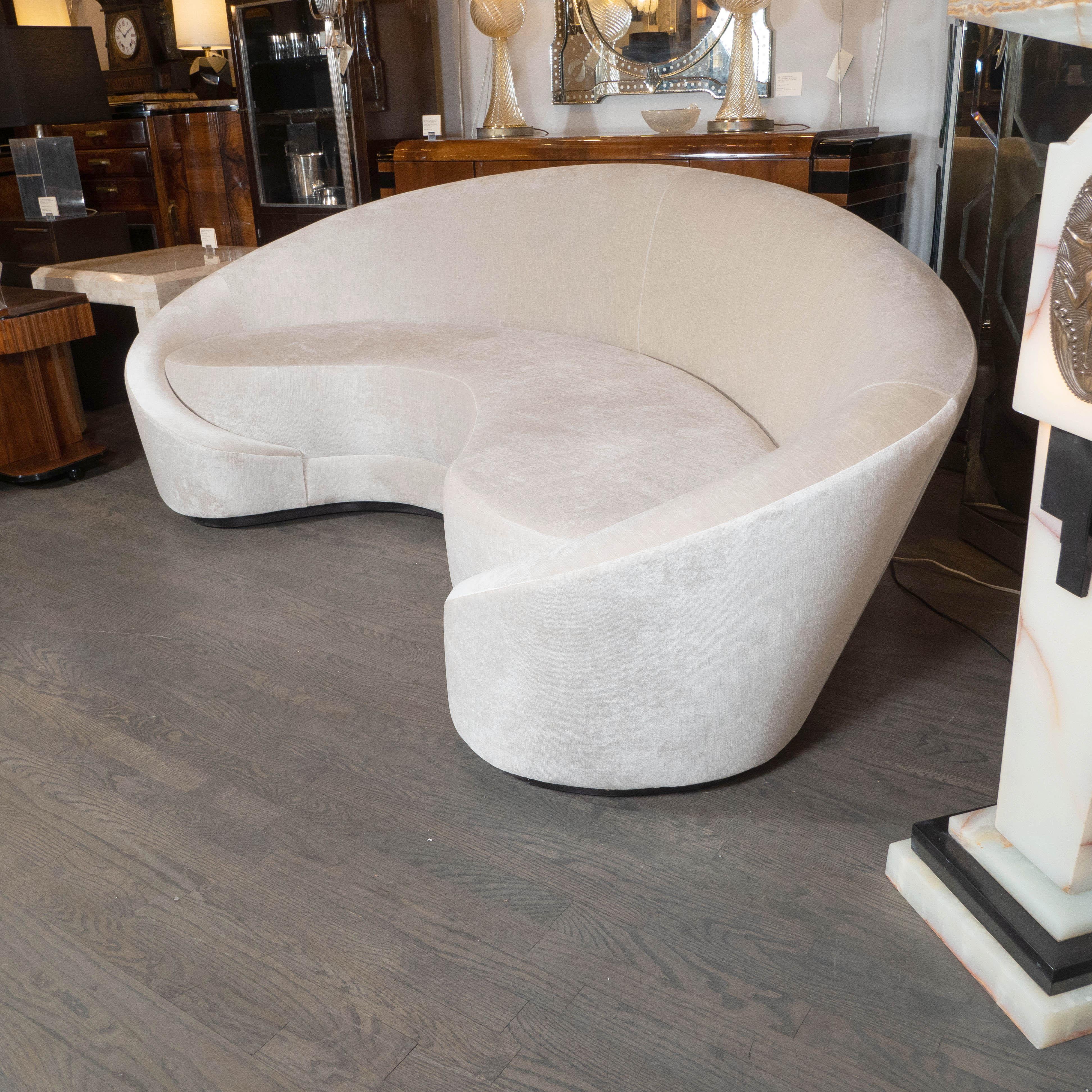 Sofá curvo de estilo modernista de los años 40 en terciopelo color ostra by High Style Deco Estadounidense en venta