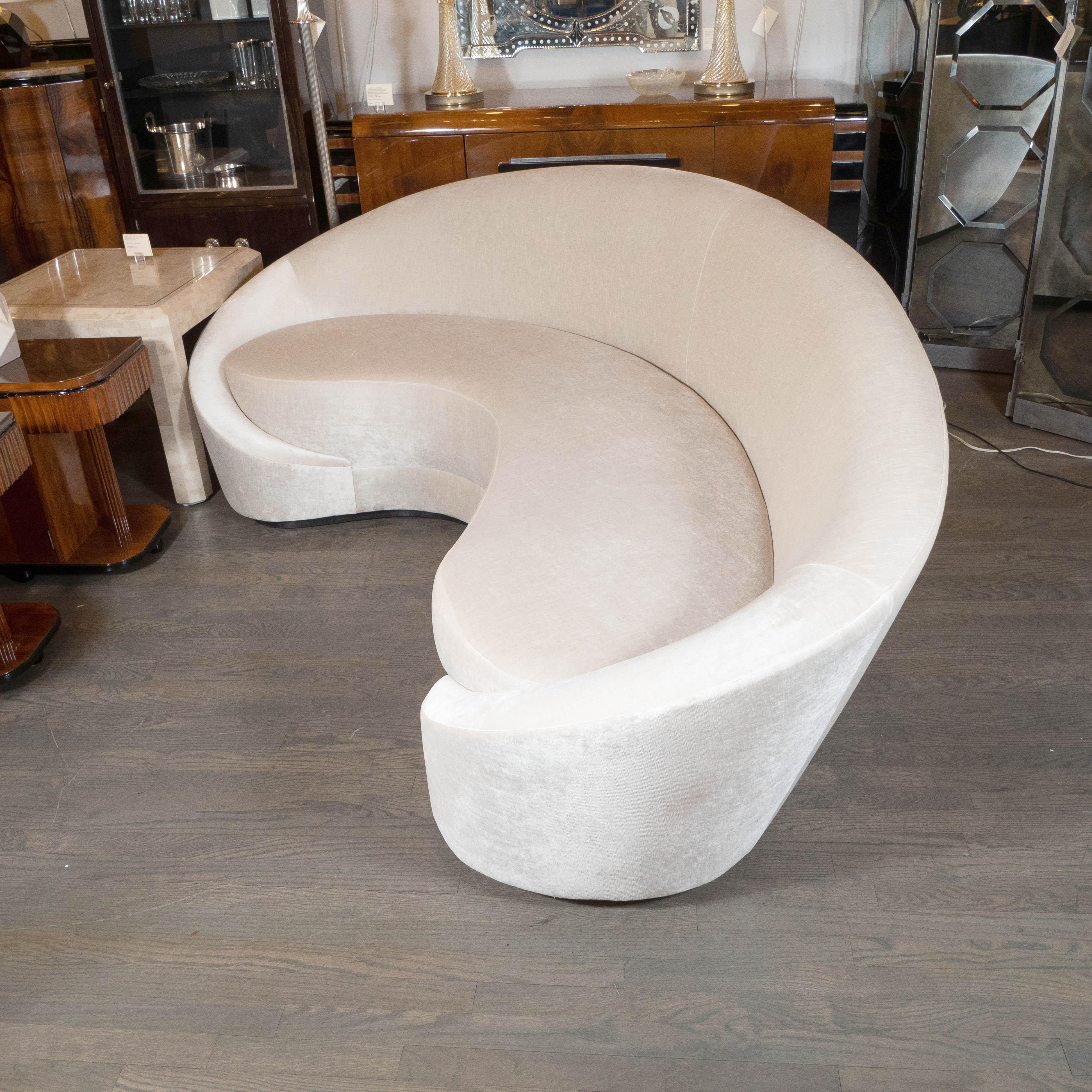 Modernistisches geschwungenes Sofa aus Austernsamt im Stil der 1940er Jahre von High Style Deco im Zustand „Neu“ im Angebot in New York, NY