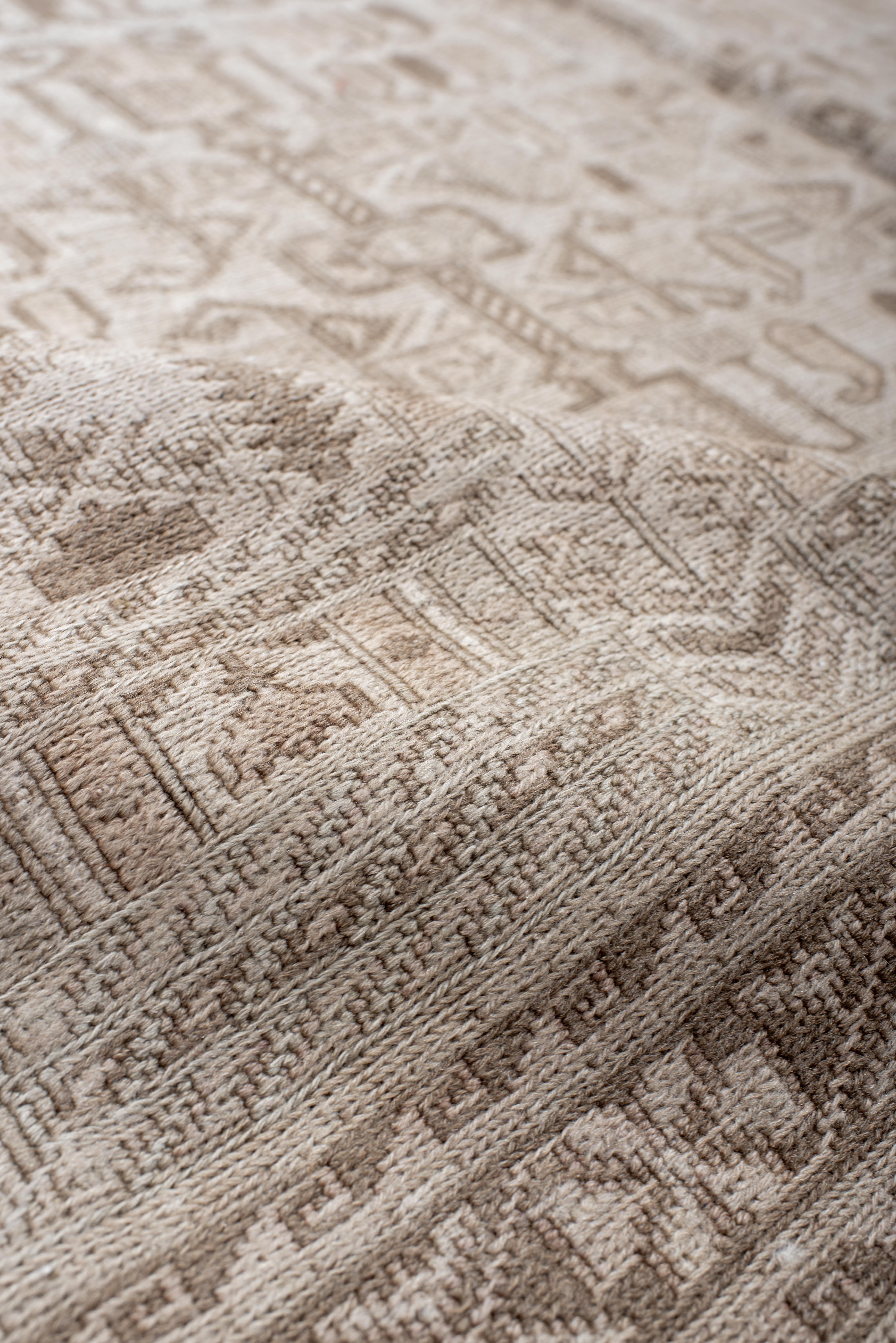1940s Sumak Rug neutral tribal repeat In Good Condition For Sale In New York, NY