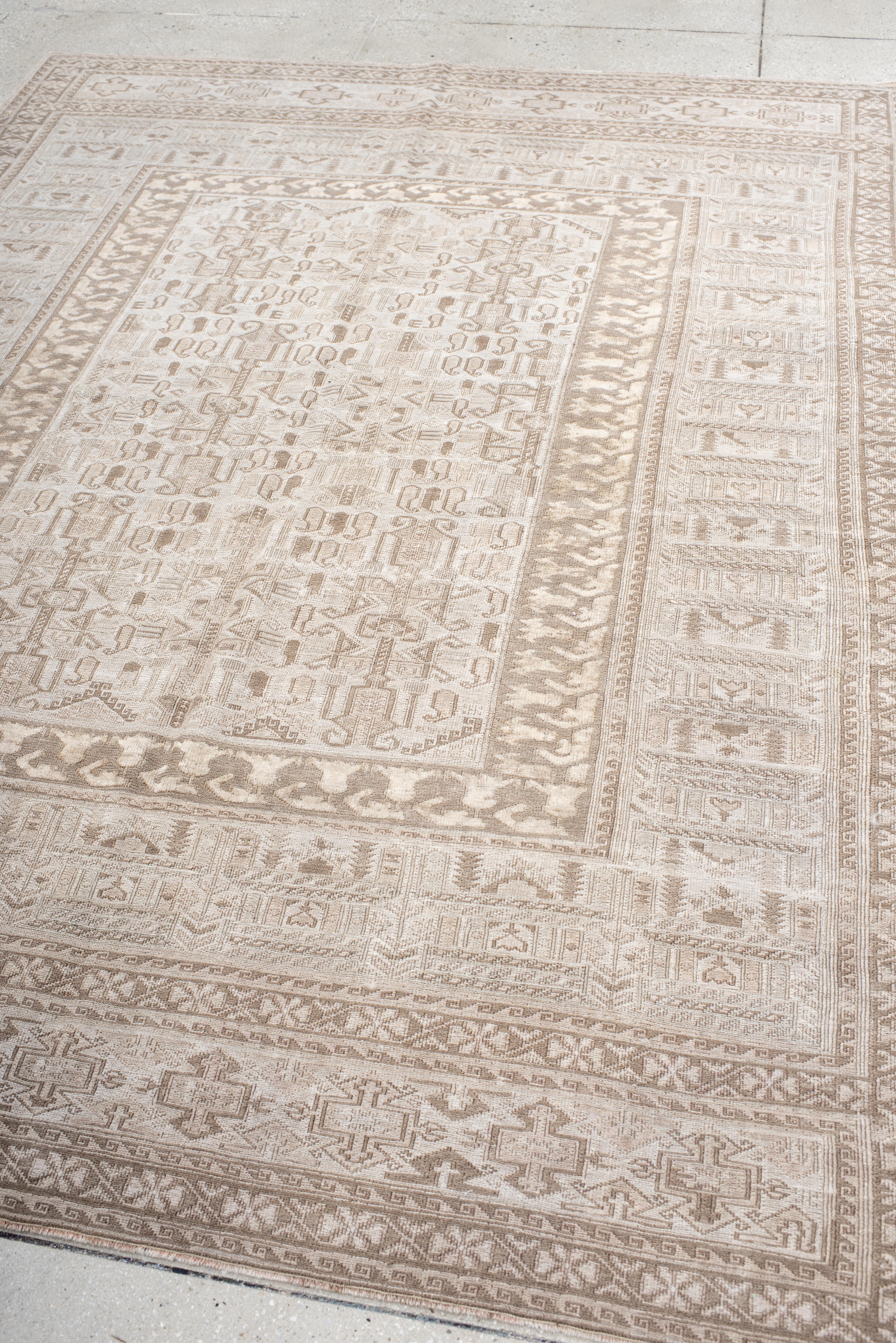 1940s Sumak Rug neutral tribal repeat For Sale 2