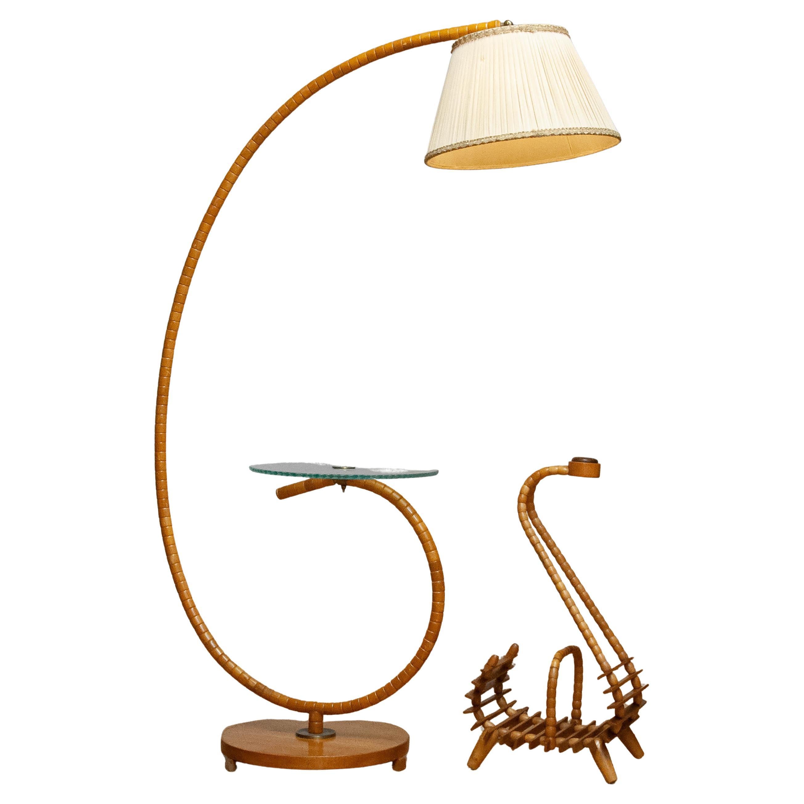 Lampada da terra svedese Art Nouveau anni '40 in olmo di IWO Mariestad  E portariviste in vendita