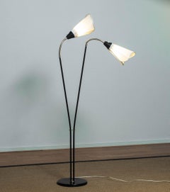 Schwedische Stehlampe aus Schwarz und Messing mit doppeltem Schirm und weißen Stoffschirmen aus den 1940er Jahren
