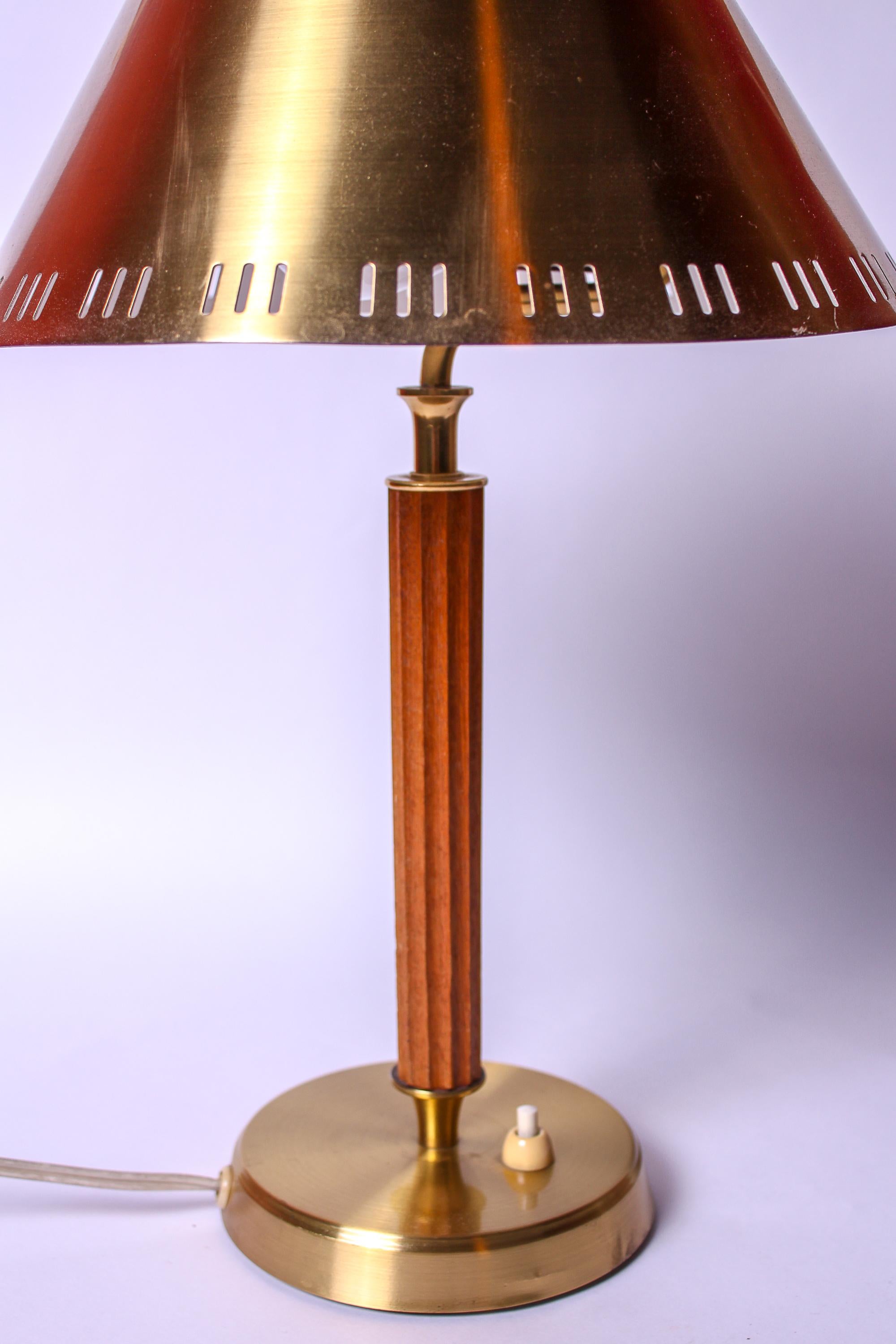 Scandinavian Modern 1940s Swedish Brass and Teak Table Lamp For Sale