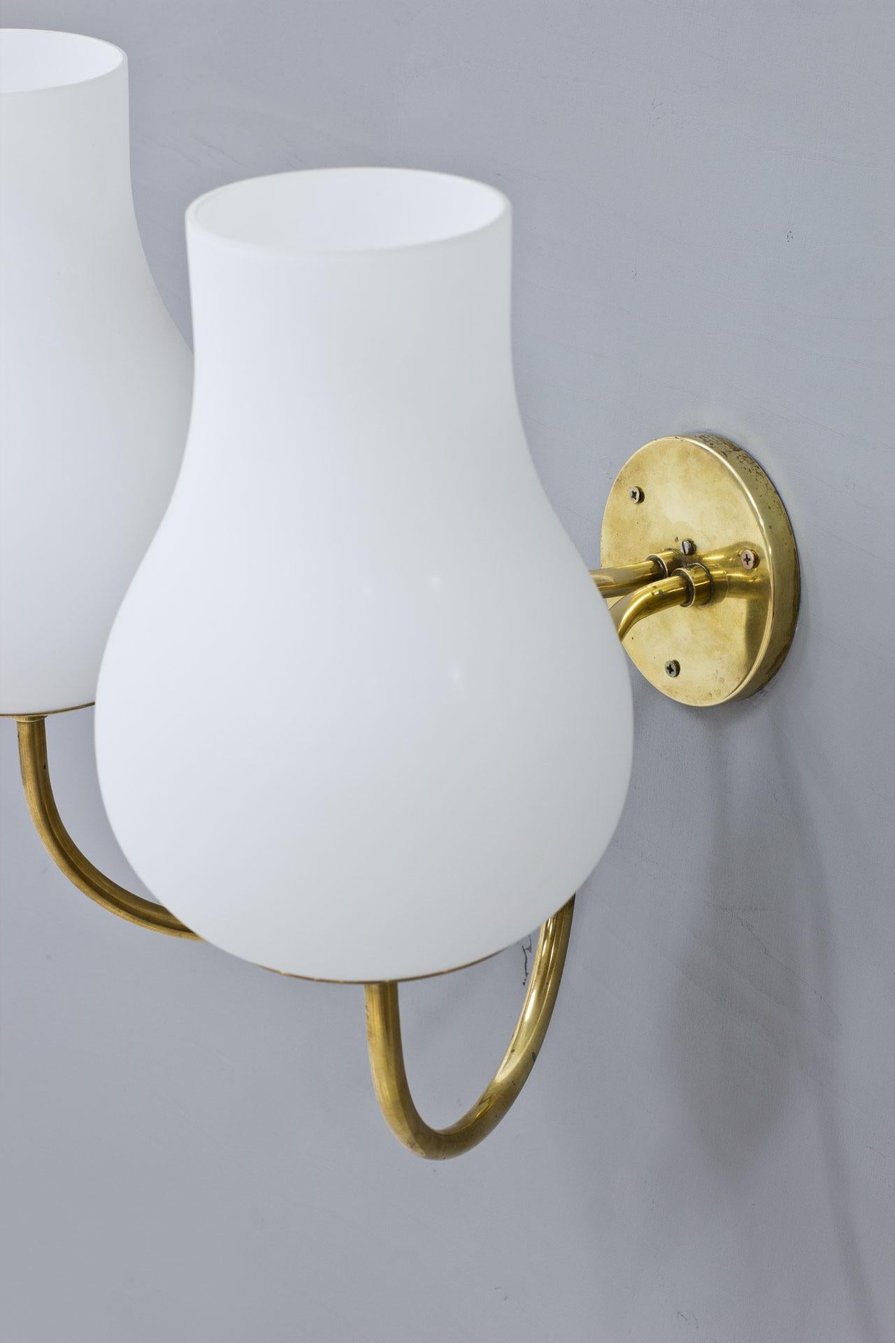 1940s Swedish Brass Wall Lamp with Opaline Glass Diffuser In Good Condition For Sale In Stockholm, SE