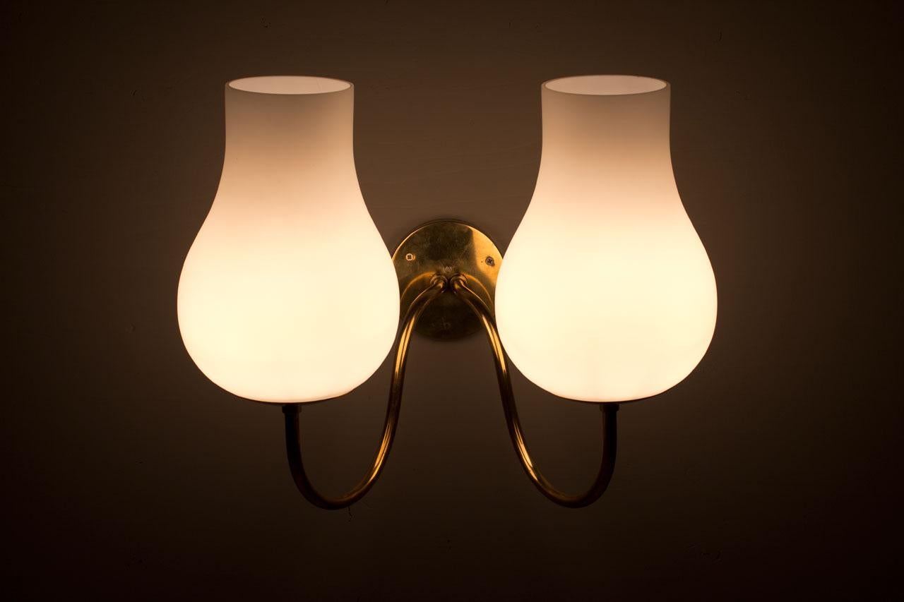 1940s Swedish Brass Wall Lamp with Opaline Glass Diffuser For Sale 2
