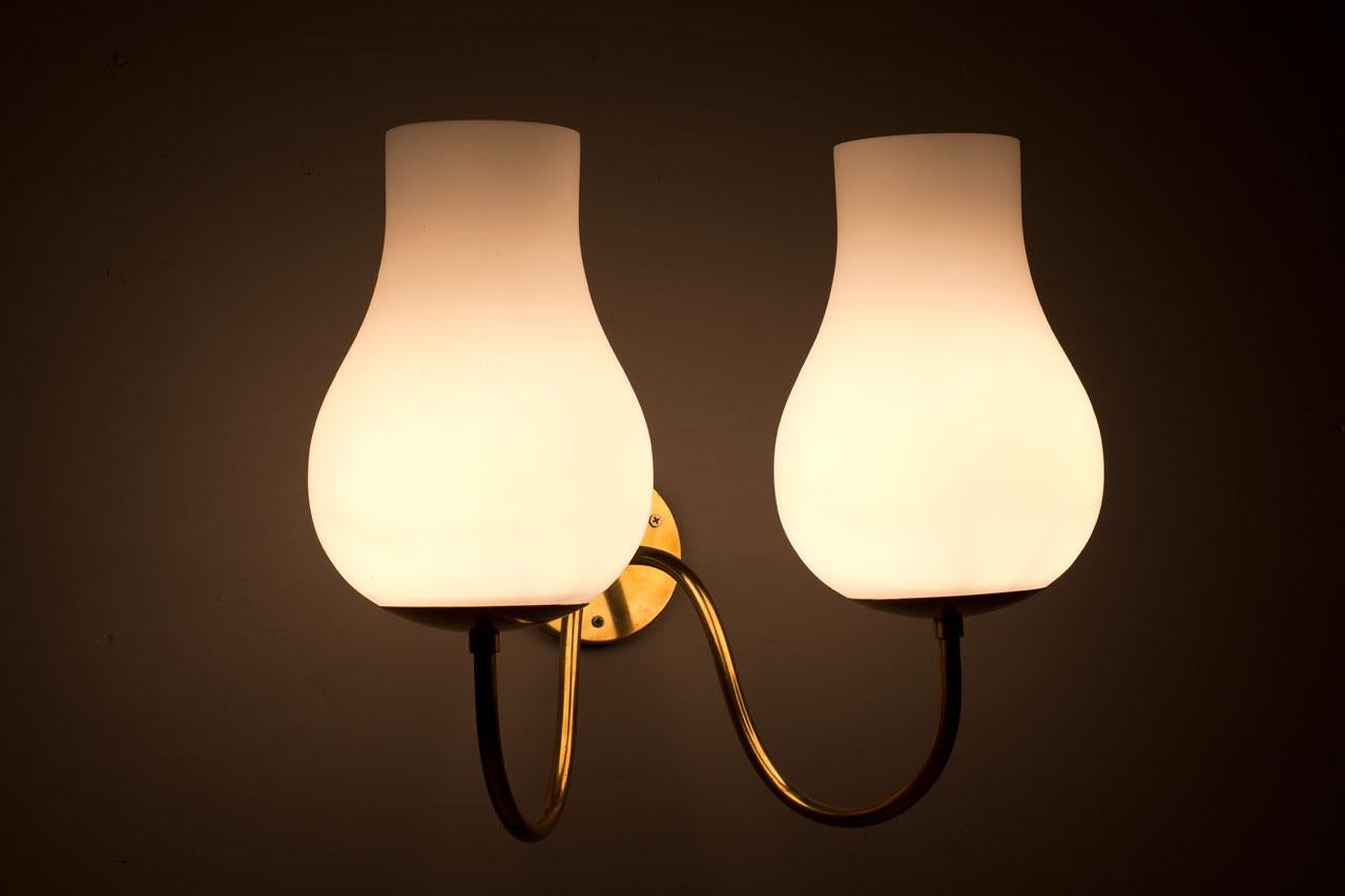 1940s Swedish Brass Wall Lamp with Opaline Glass Diffuser For Sale 4