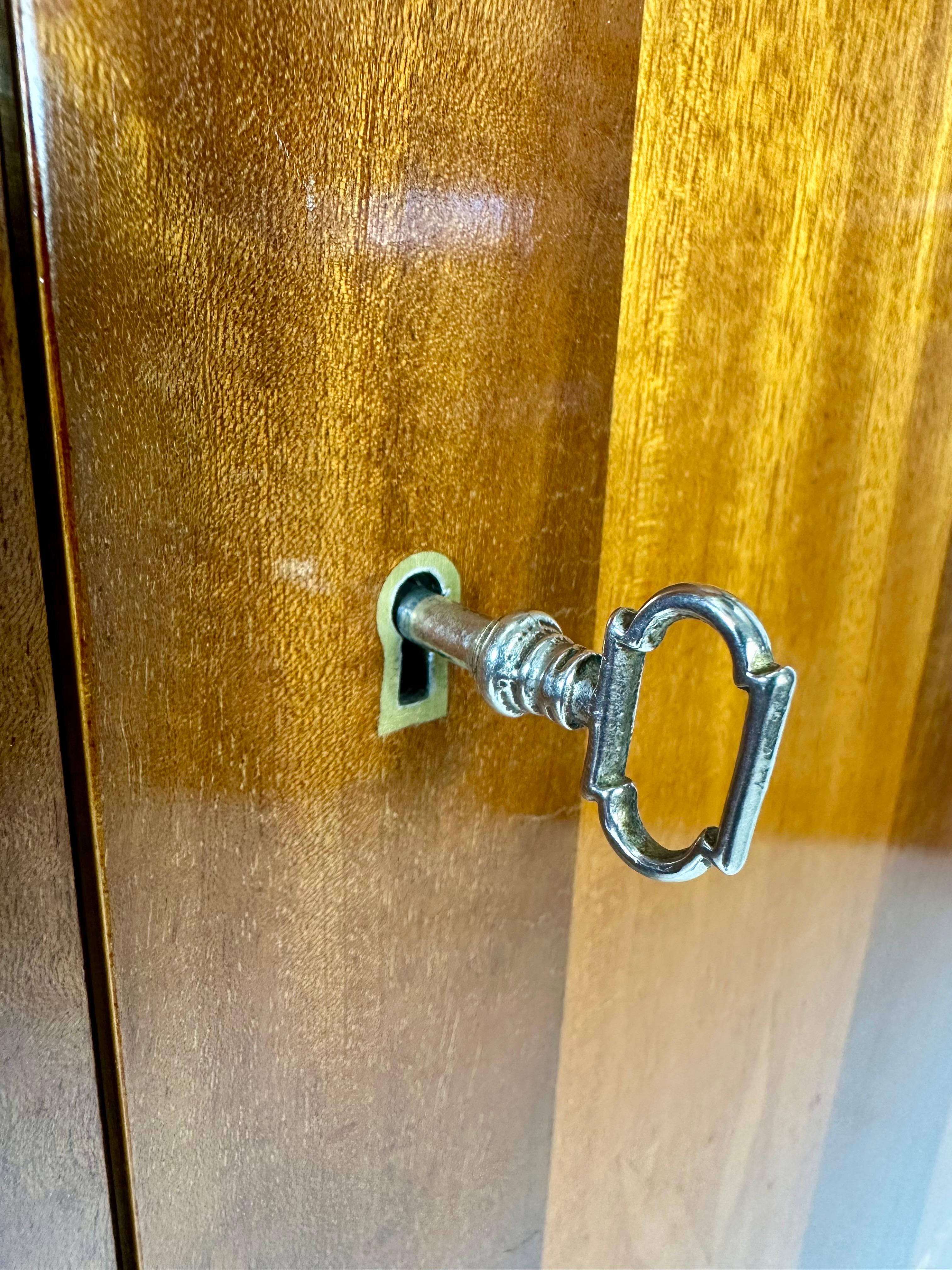 Armoire suédoise des années 1940 par Erik Mattsson Bon état - En vente à Turners Falls, MA