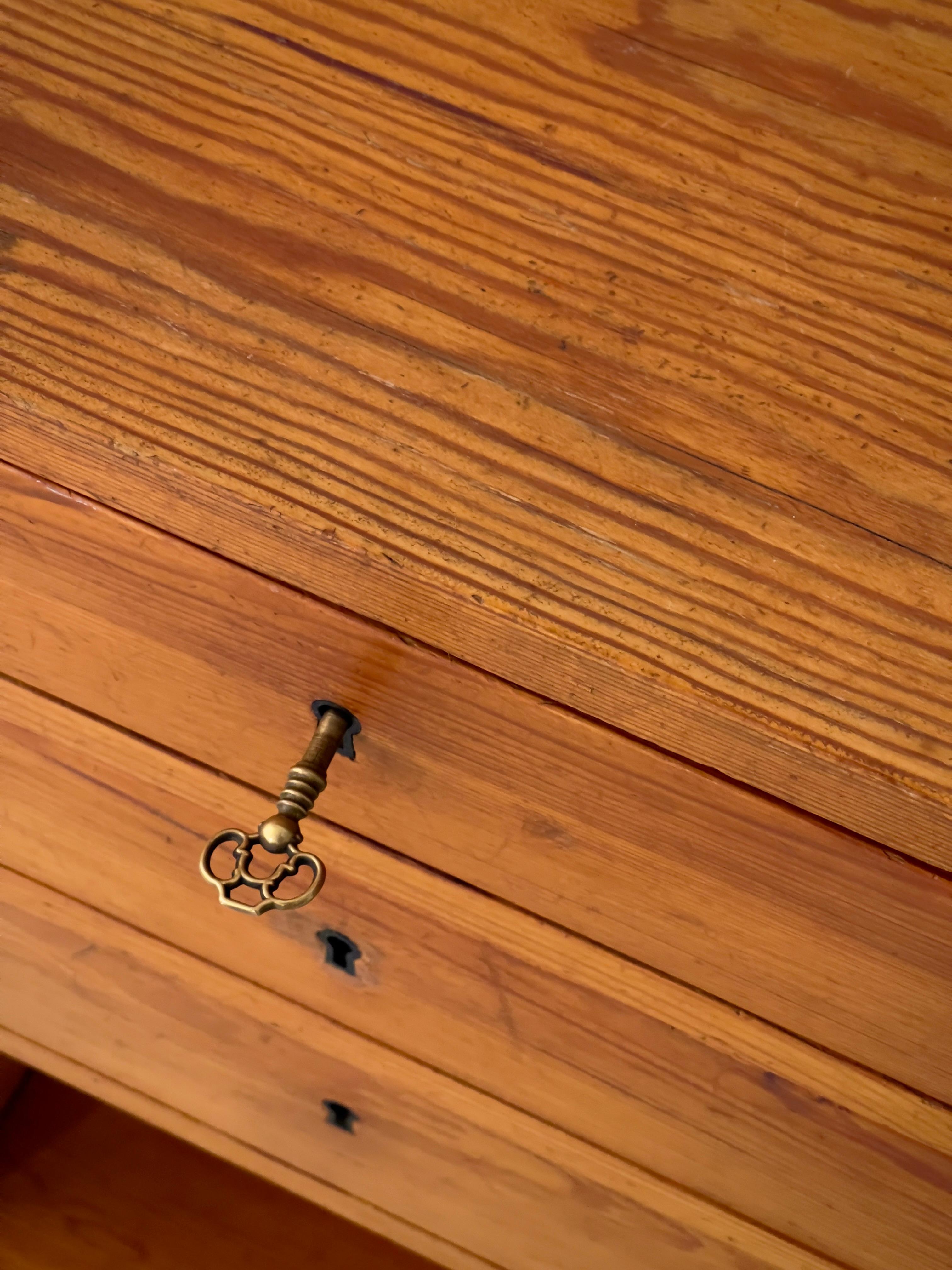 1940s Swedish cabinet maker console in solid patinated pine and brass fittings. For Sale 3