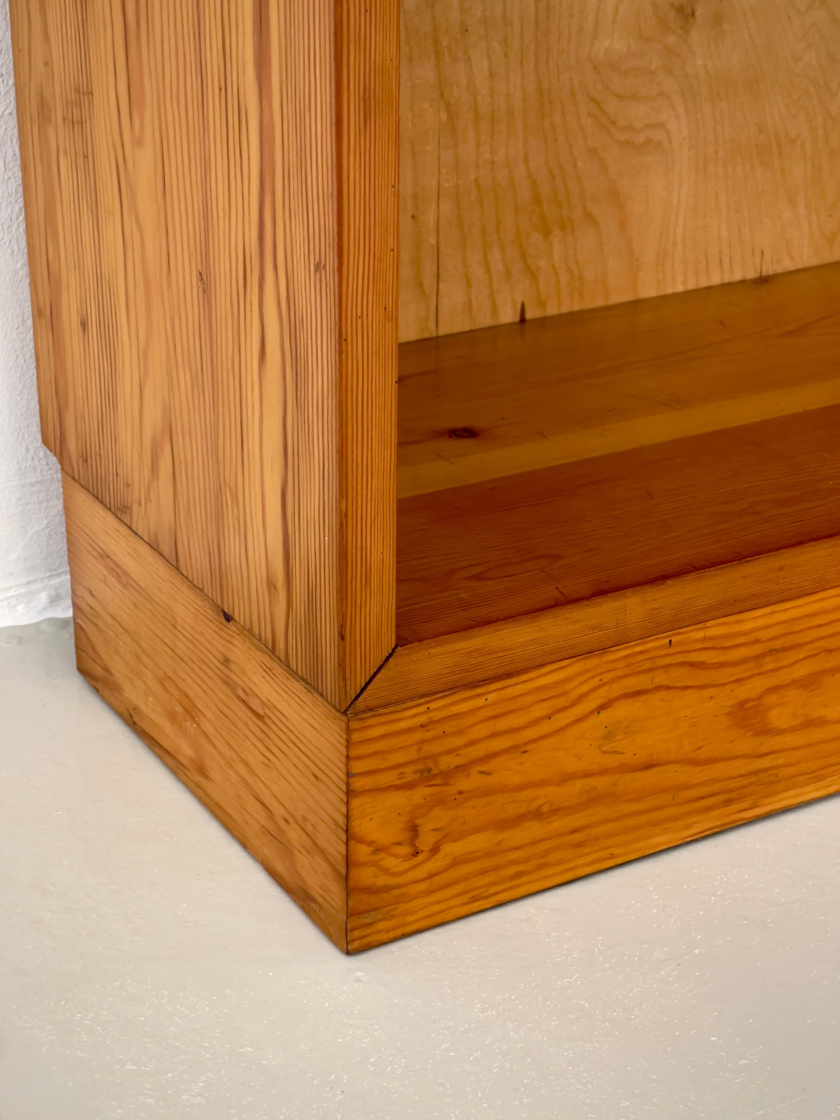 1940s Swedish cabinet maker console in solid patinated pine and brass fittings. For Sale 4