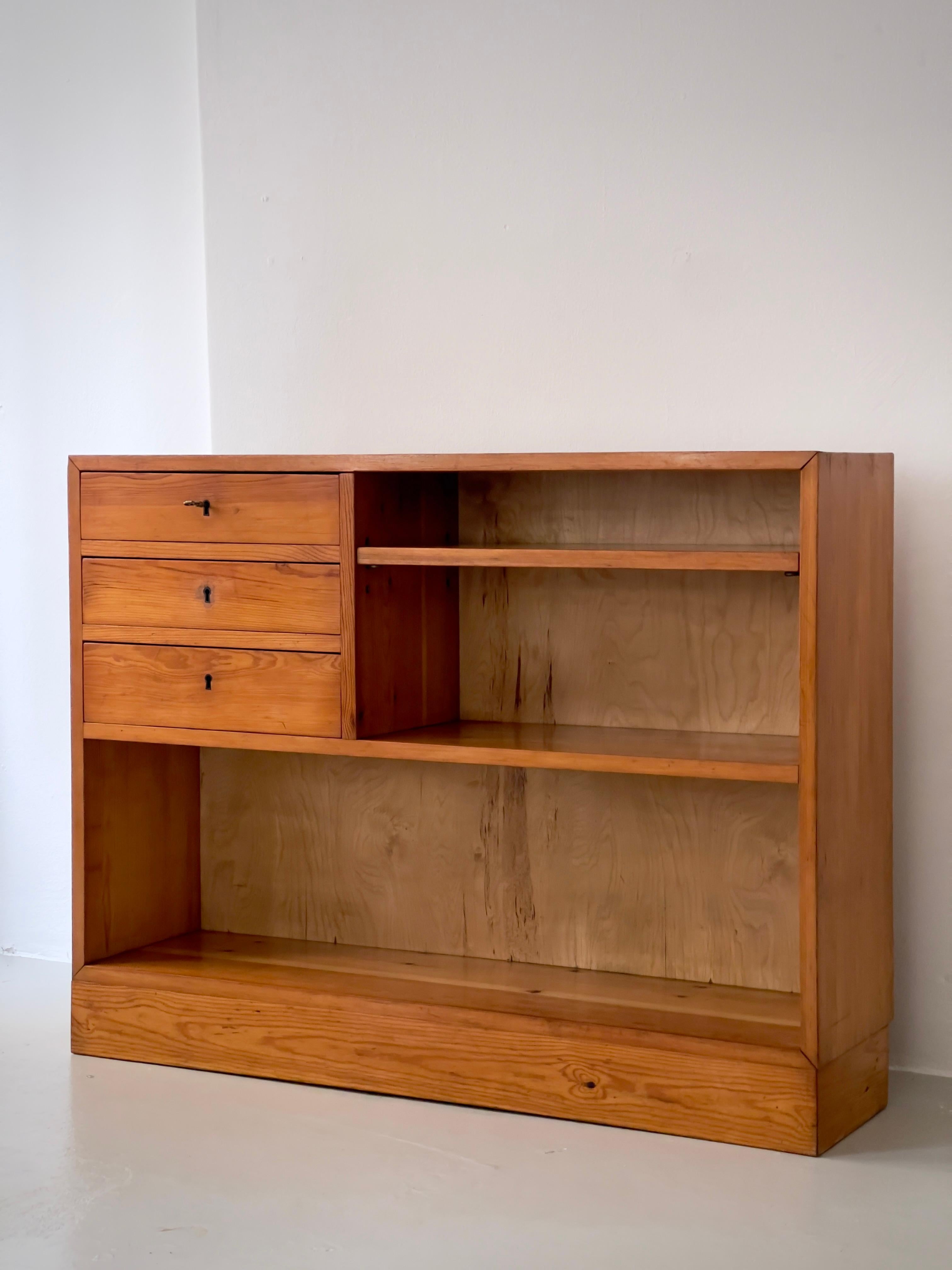 1940s Swedish cabinet maker console in solid patinated pine and brass fittings. For Sale 6