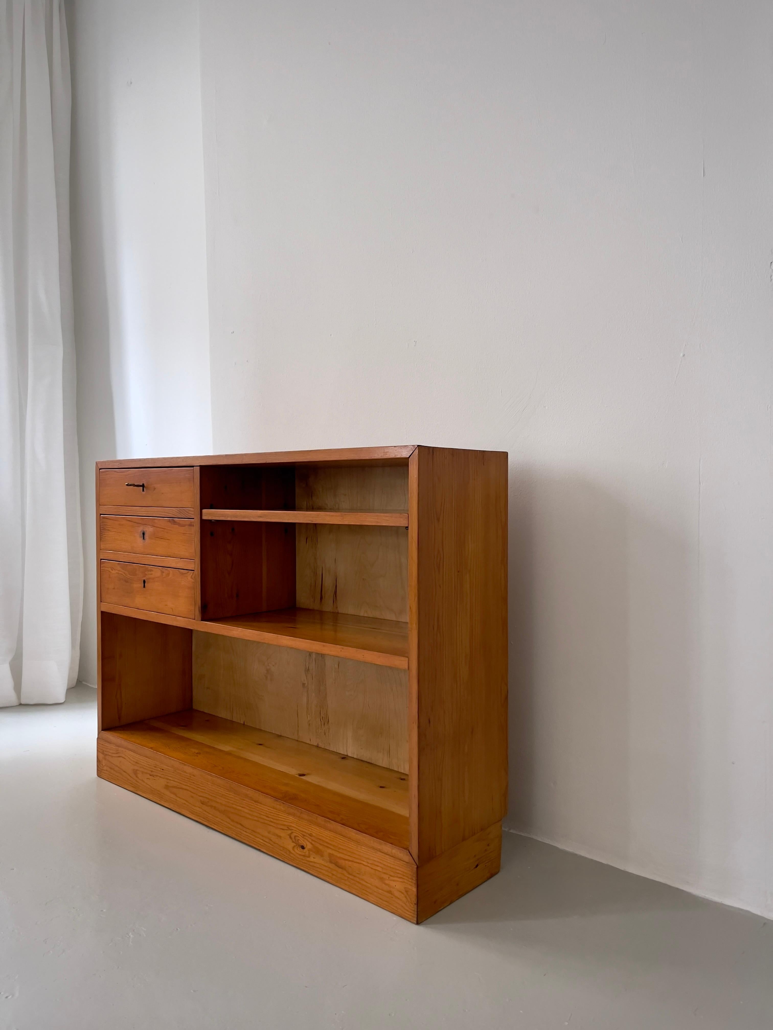 1940s Swedish cabinet maker console in solid patinated pine and brass fittings. For Sale 7