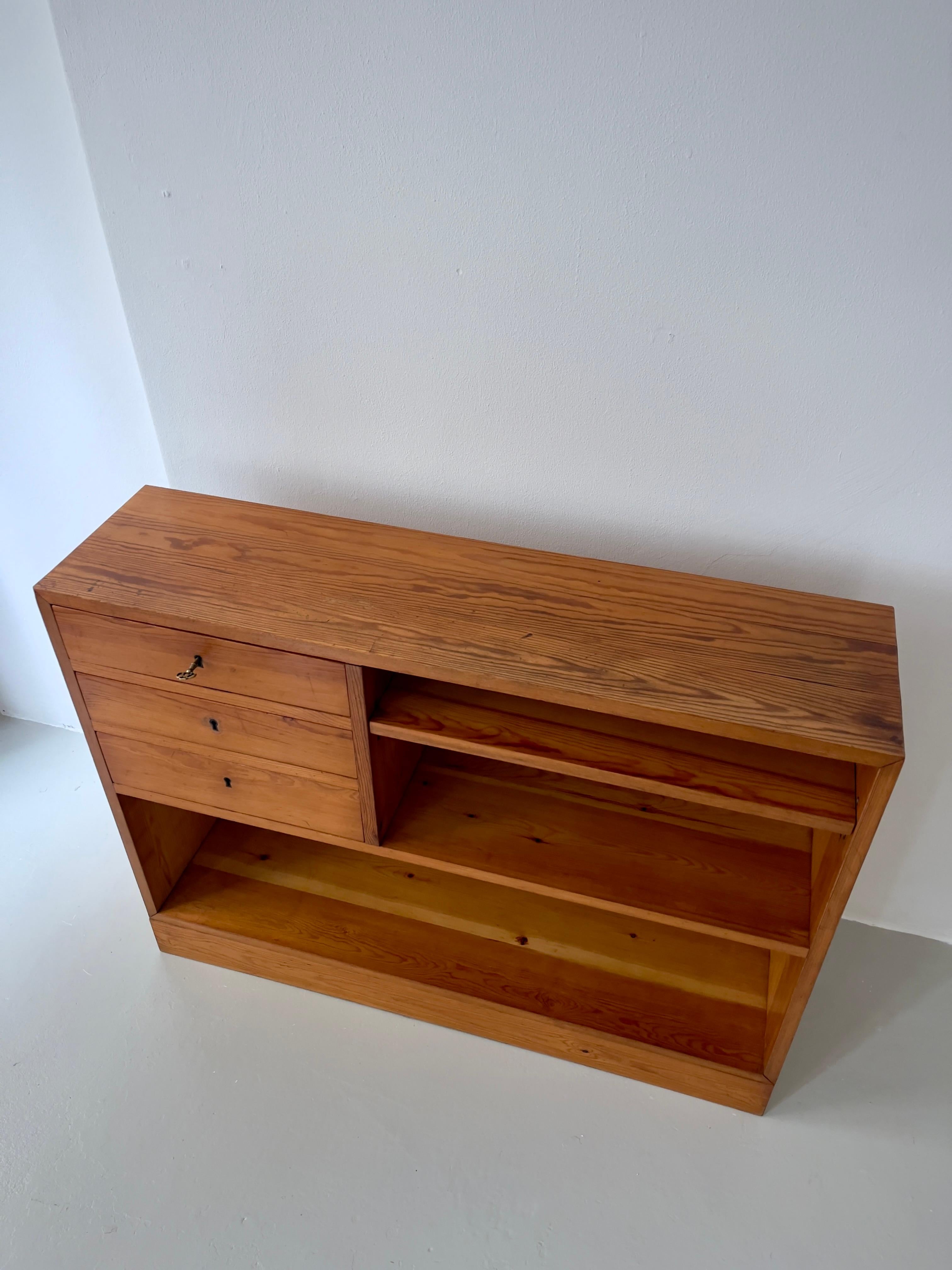 1940s Swedish cabinet maker console in solid patinated pine and brass fittings. For Sale 8