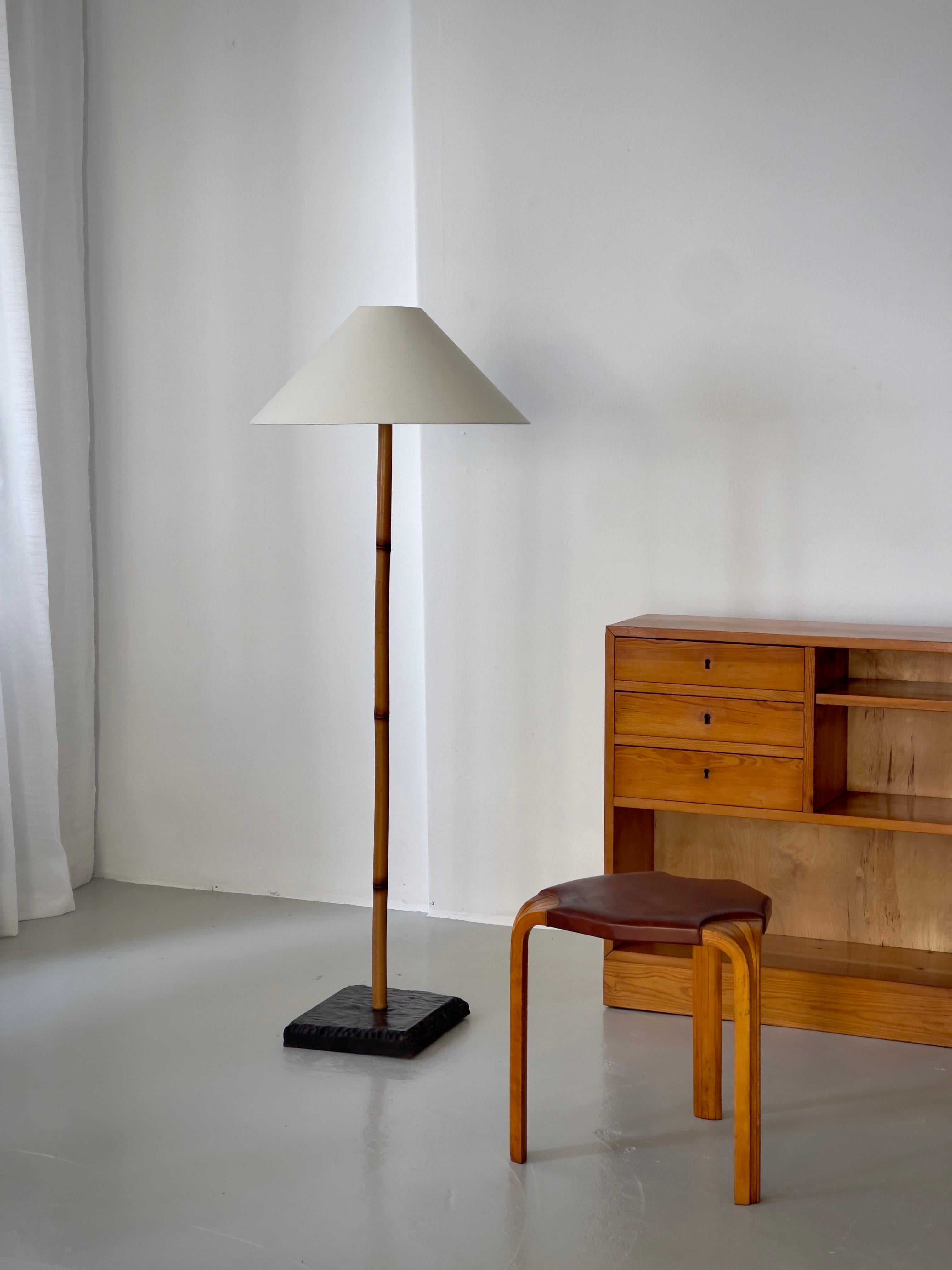 1940s Swedish cabinet maker console in solid patinated pine and brass fittings. For Sale 9