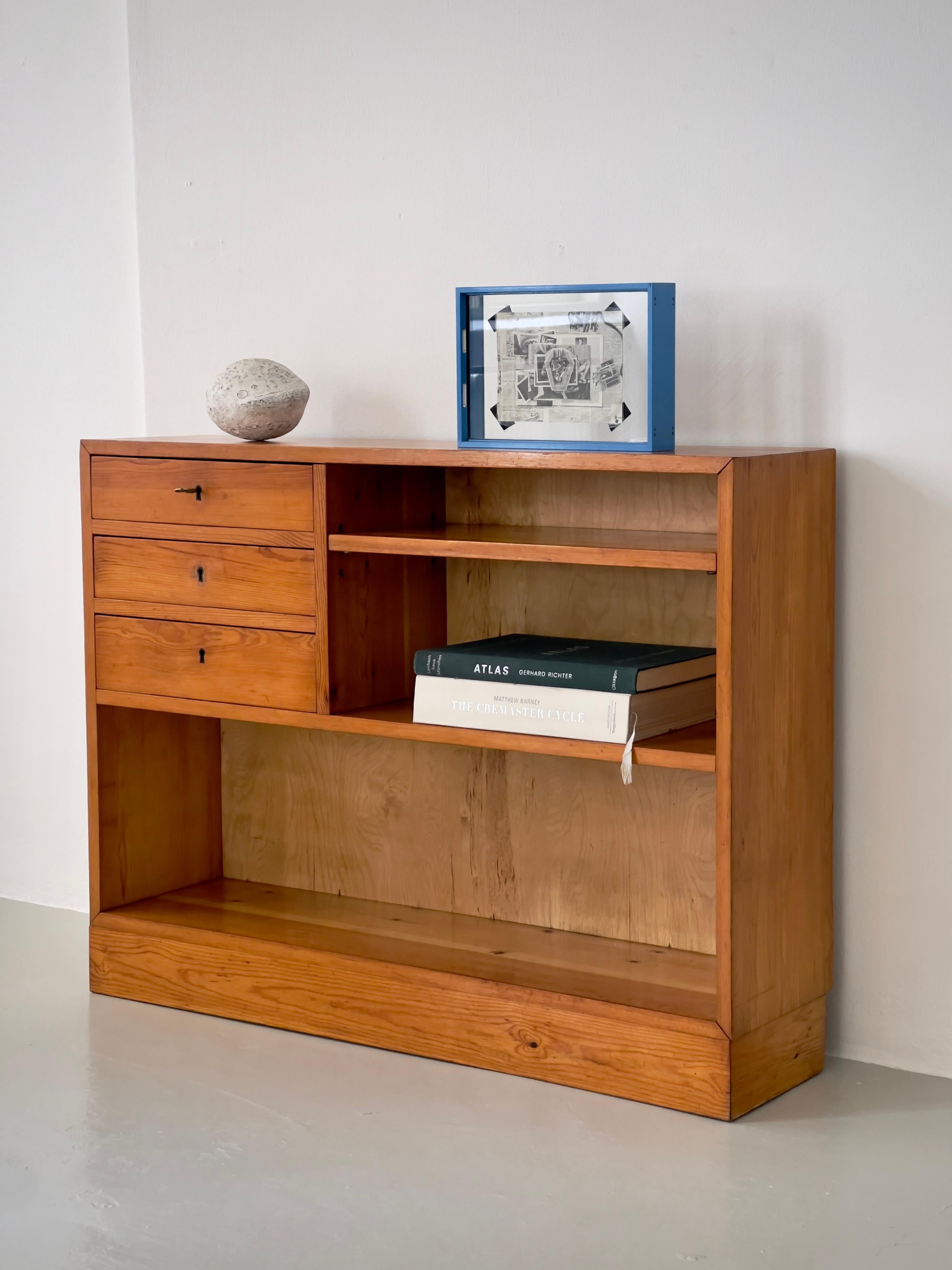 1940s Swedish cabinet maker console in solid patinated pine and brass fittings. For Sale 10