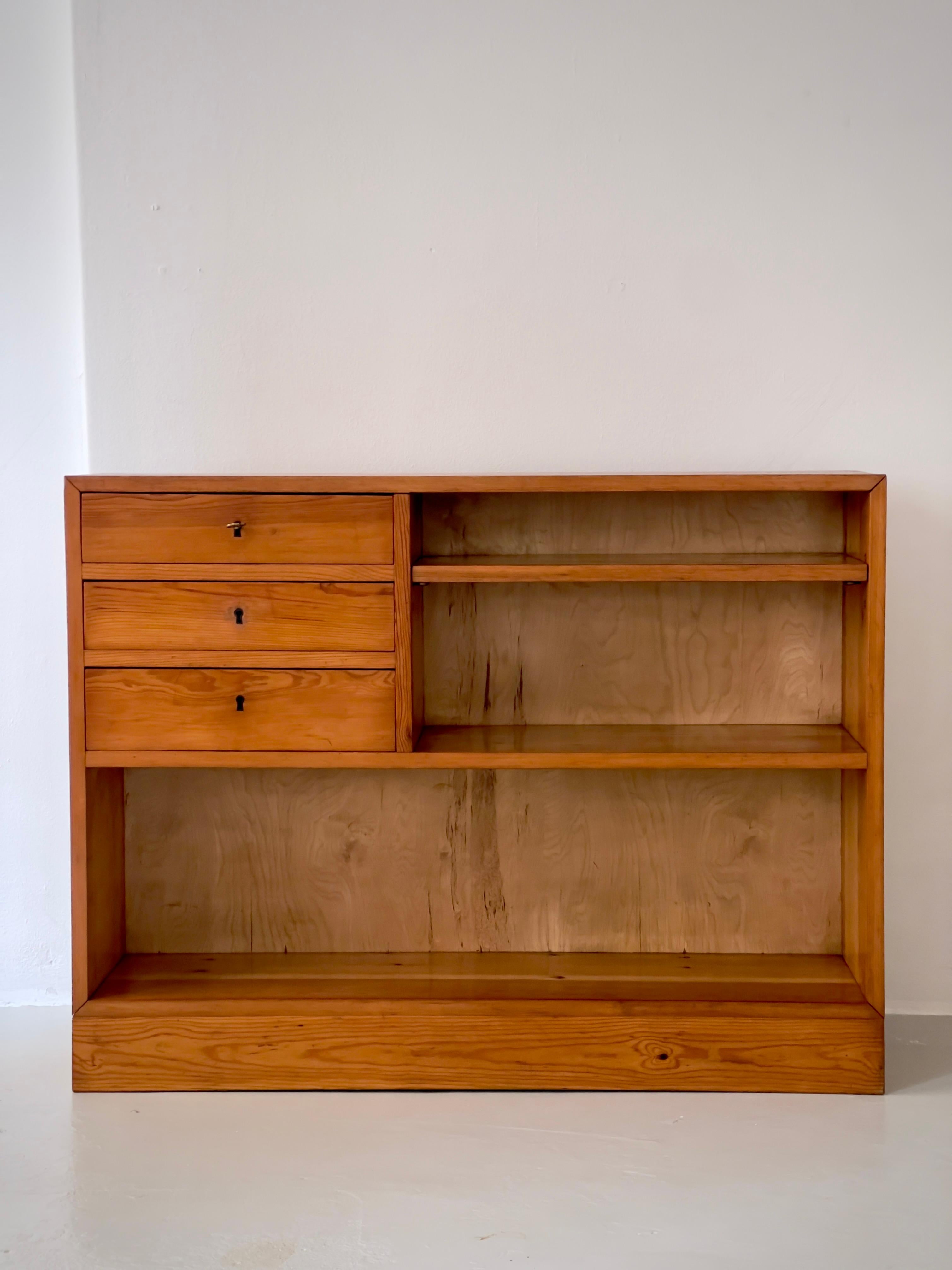 Scandinavian Modern 1940s Swedish cabinet maker console in solid patinated pine and brass fittings. For Sale