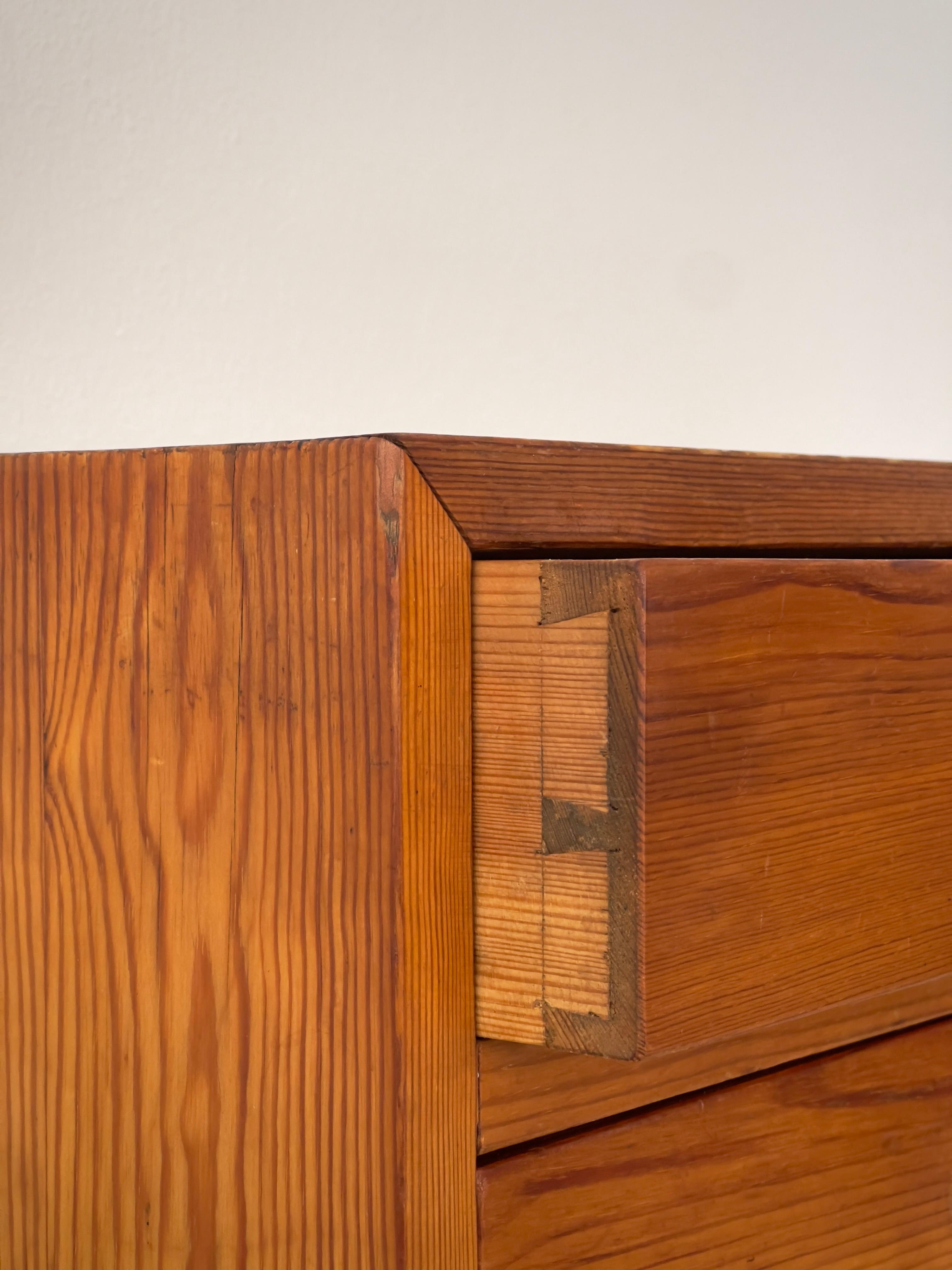 Hand-Crafted 1940s Swedish cabinet maker console in solid patinated pine and brass fittings. For Sale