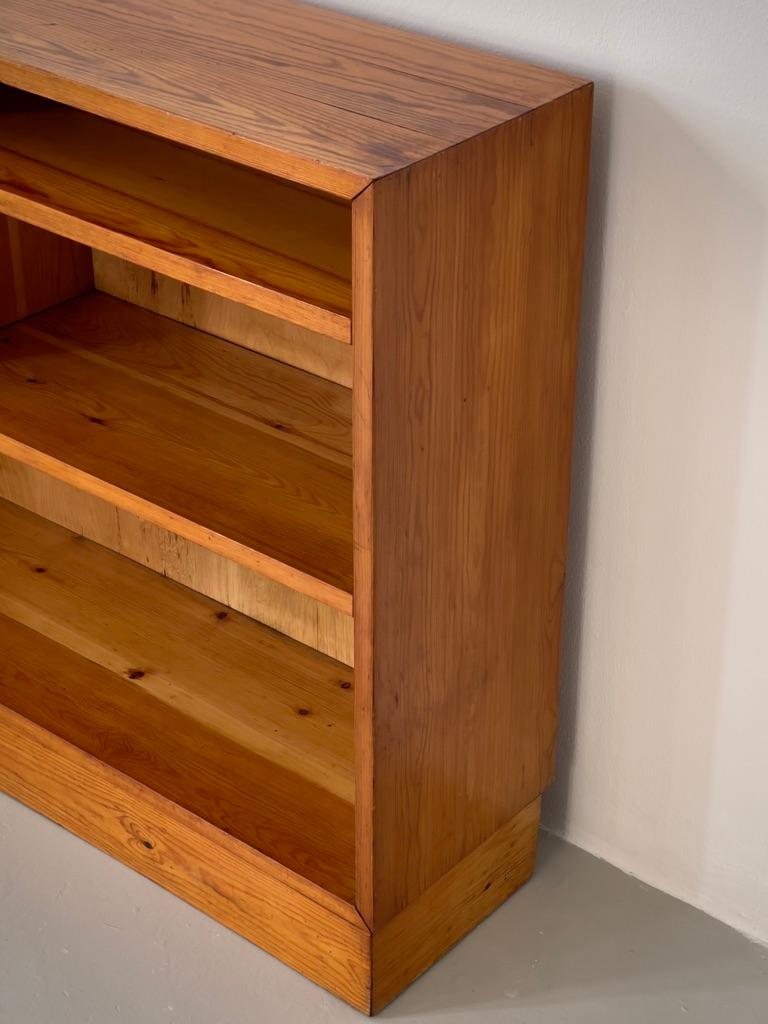 1940s Swedish cabinet maker console in solid patinated pine and brass fittings. In Good Condition For Sale In København K, 84