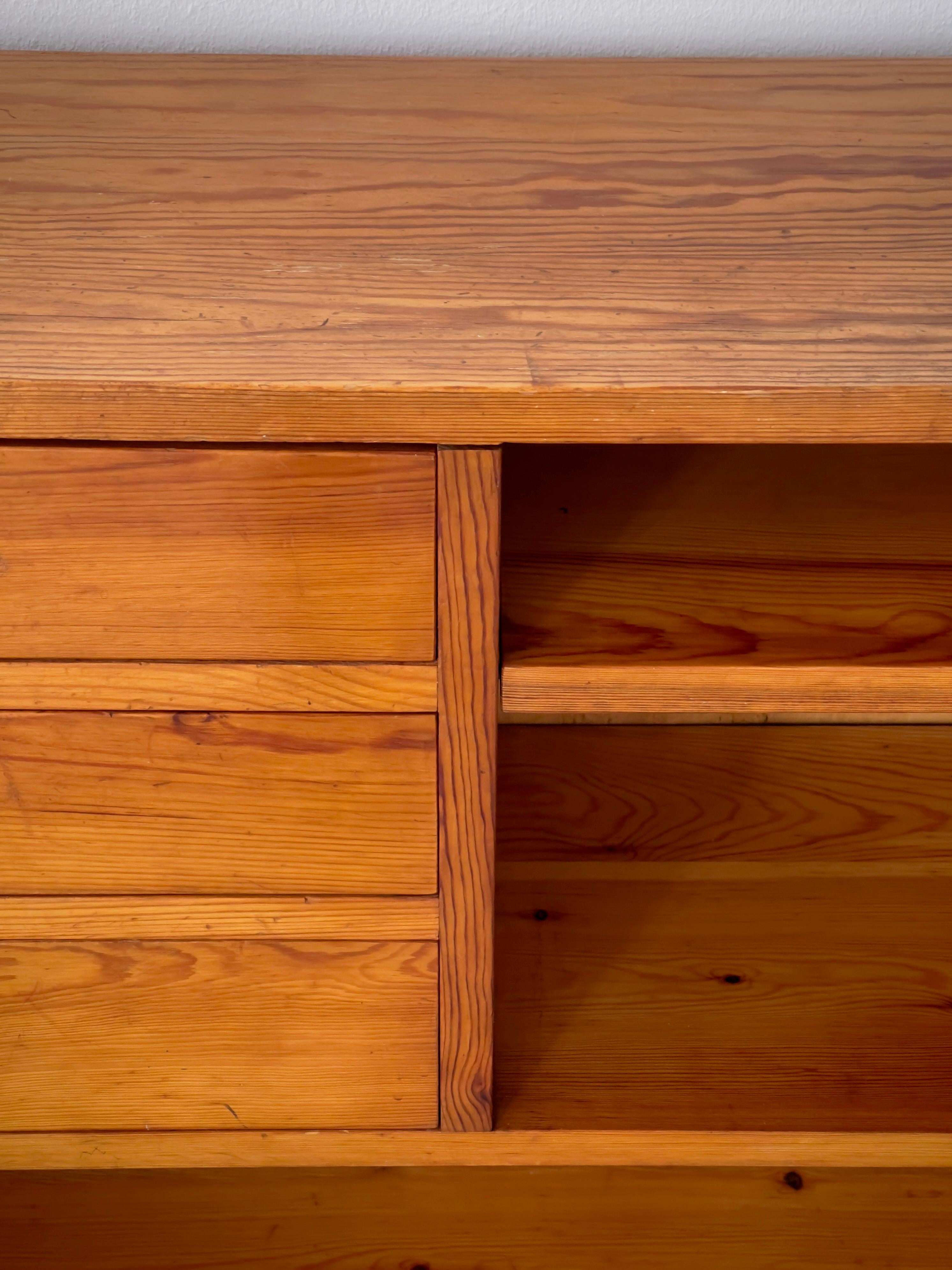 Pine 1940s Swedish cabinet maker console in solid patinated pine and brass fittings. For Sale