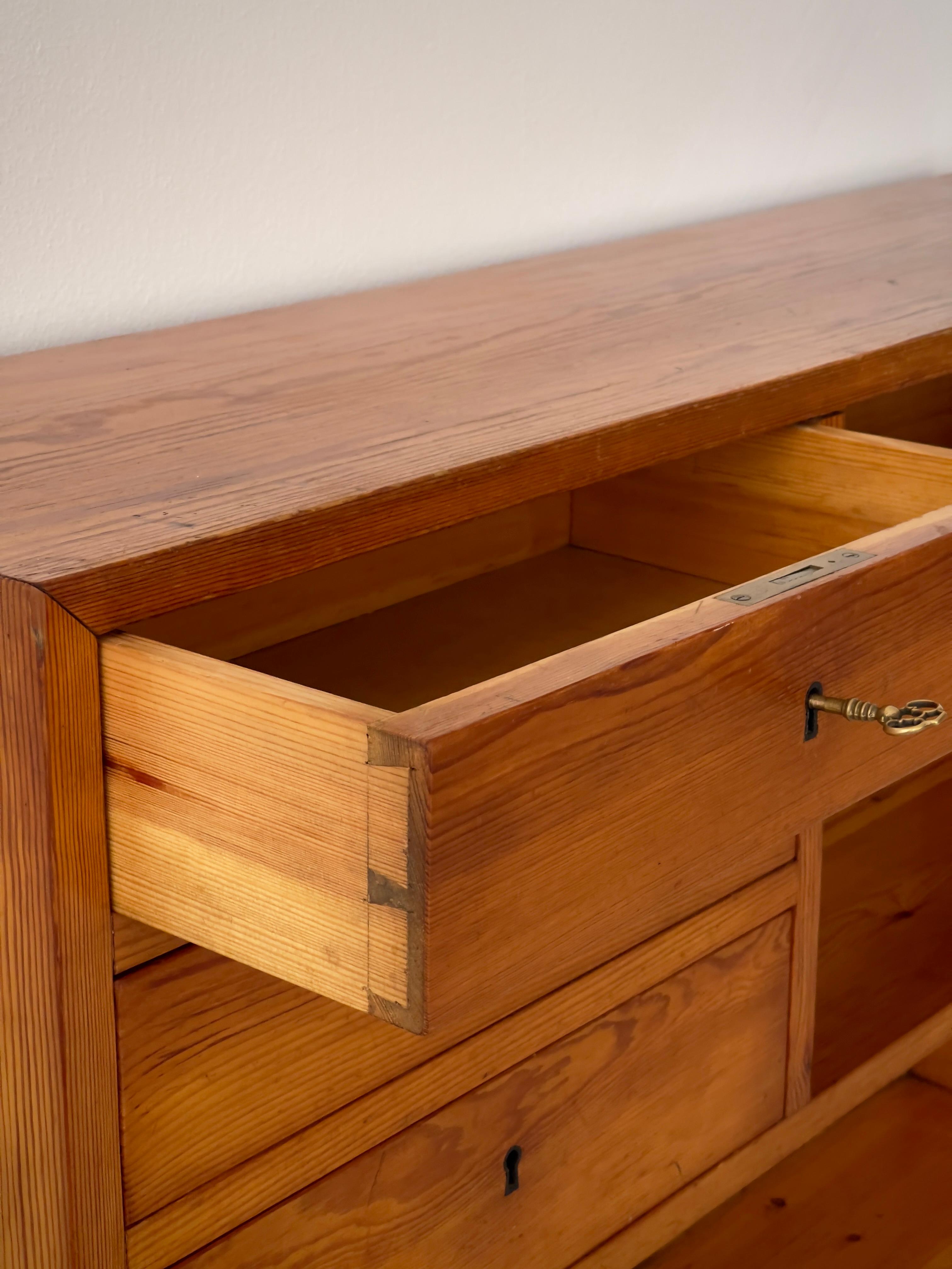 1940s Swedish cabinet maker console in solid patinated pine and brass fittings. For Sale 1