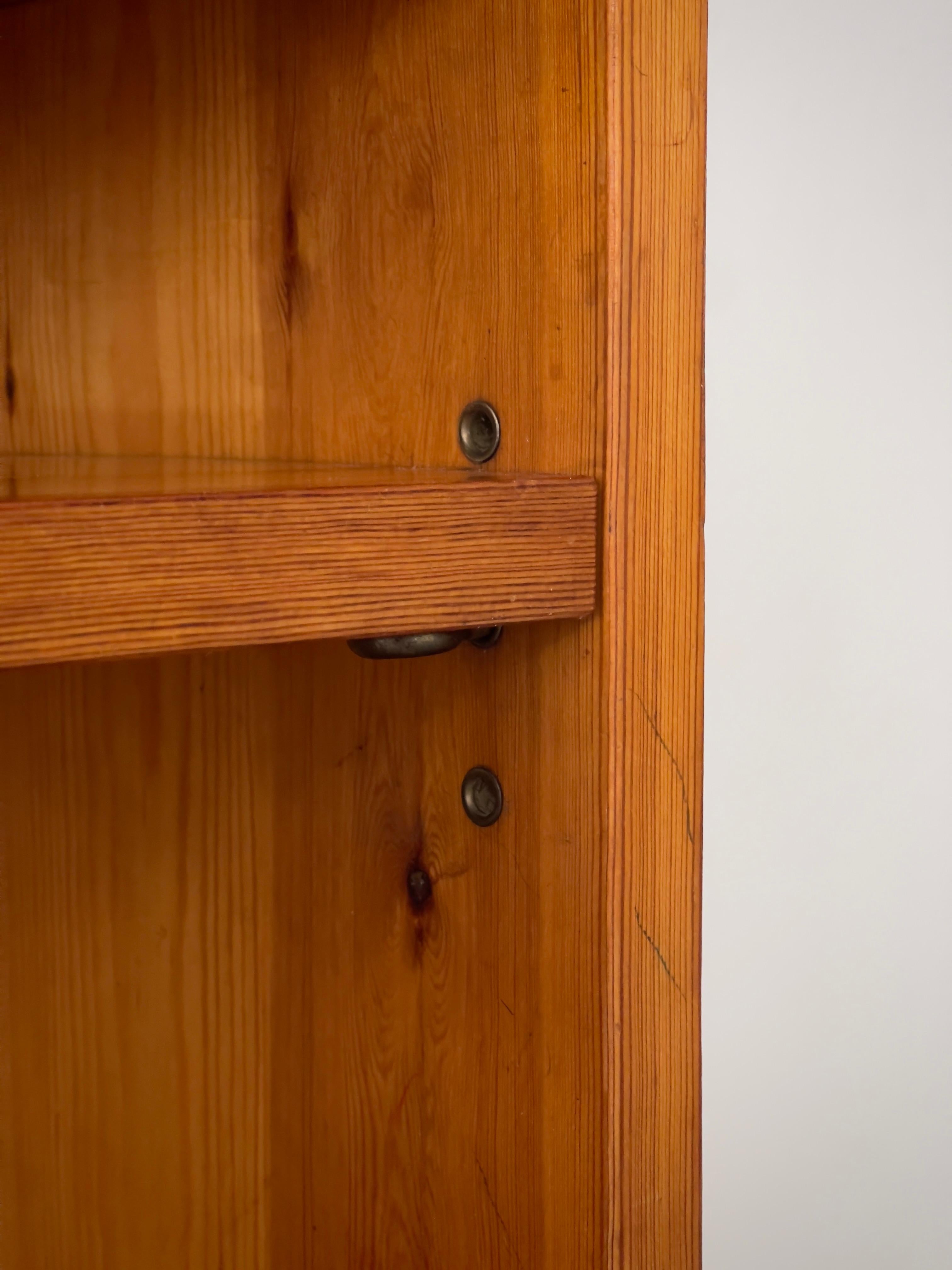 1940s Swedish cabinet maker console in solid patinated pine and brass fittings. For Sale 2