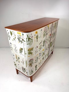 Armario sueco de 1940 con ilustraciones de Nordens Flora