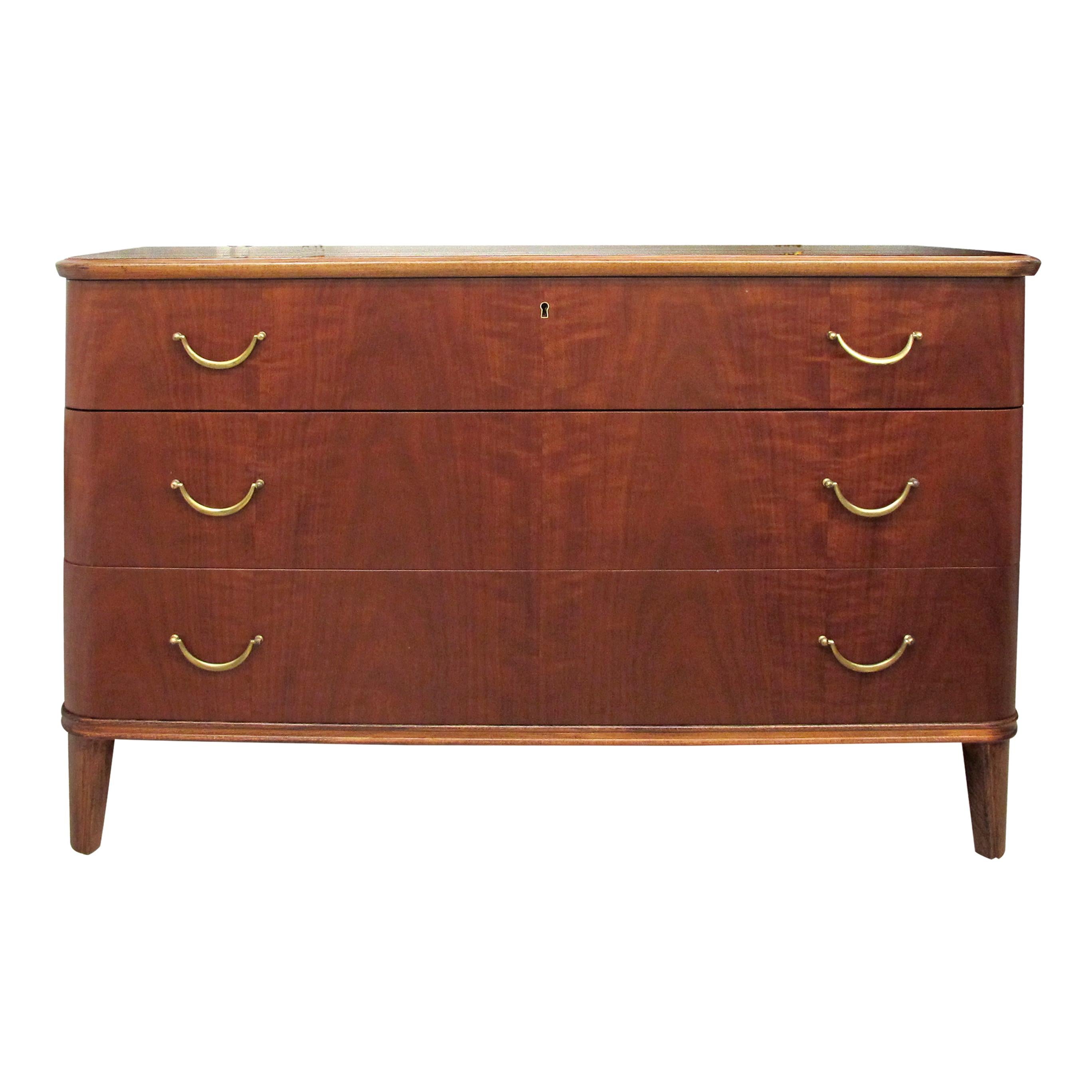 Functionality is a key aspect of this 1940s Swedish chest of drawers. The design provides ample storage space to fulfil your organizational needs while maintaining a streamlined and uncluttered appearance. The dresser features three spacious drawers