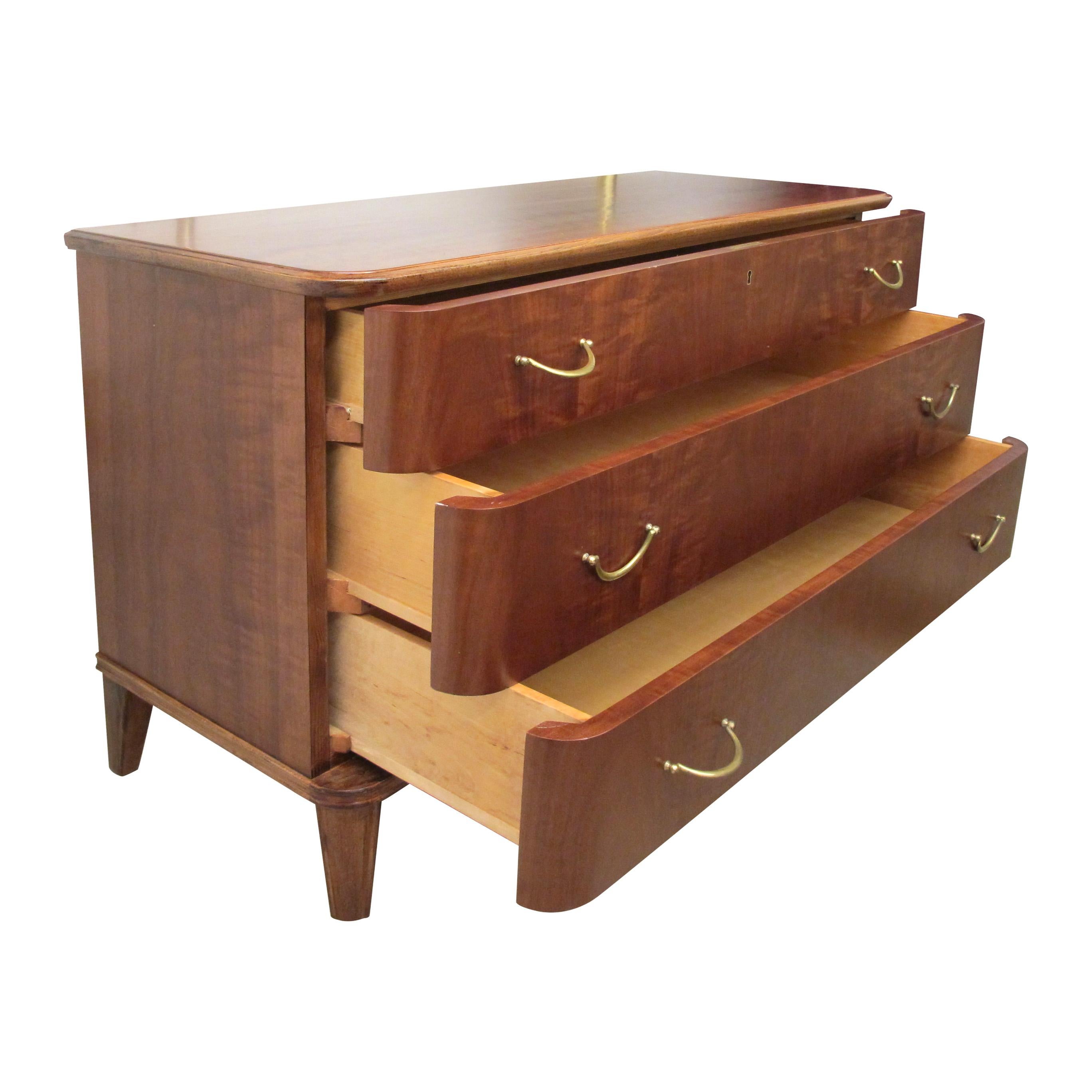 1940s Swedish Chest of Drawers with Walnut Veneers with Curved Edges In Good Condition For Sale In London, GB