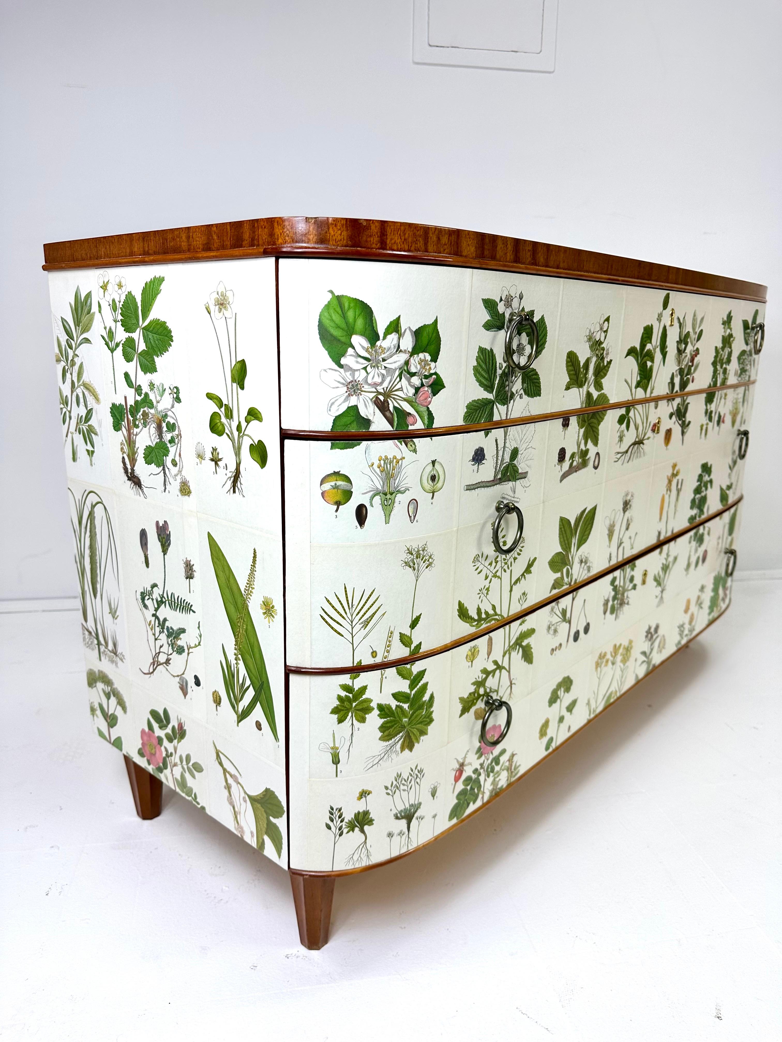 Cómoda Sueca De Los Años 1940 Con Ilustraciones De Flora Nordens Caoba en venta