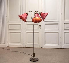 Lampada da terra svedese degli anni '40 con tre paralumi in raso rosso
