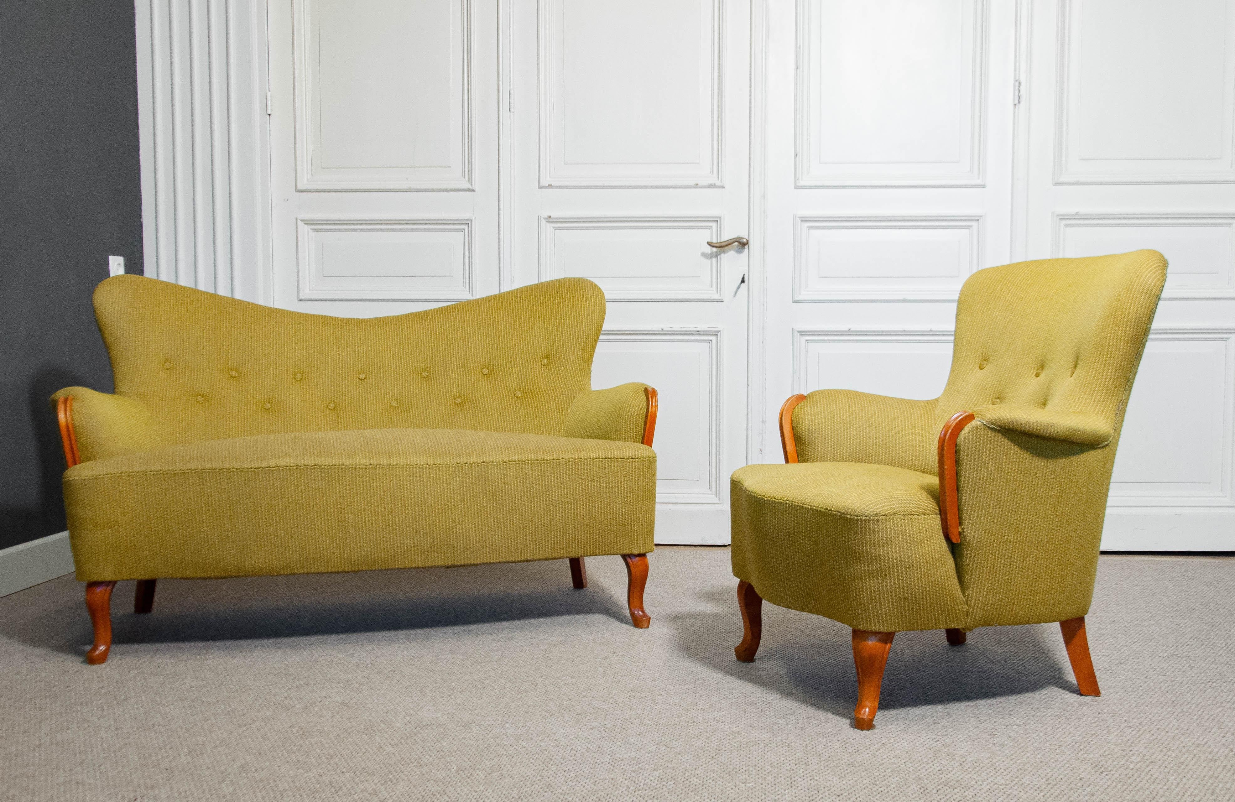 Elegant ensemble de salon suédois des années 1940, attribué à Carl Malmsten. Il est doté d'un rembourrage en laine d'origine et d'une assise à ressorts traditionnelle, désormais renforcée par de nouvelles sangles pour un soutien durable. Les pieds