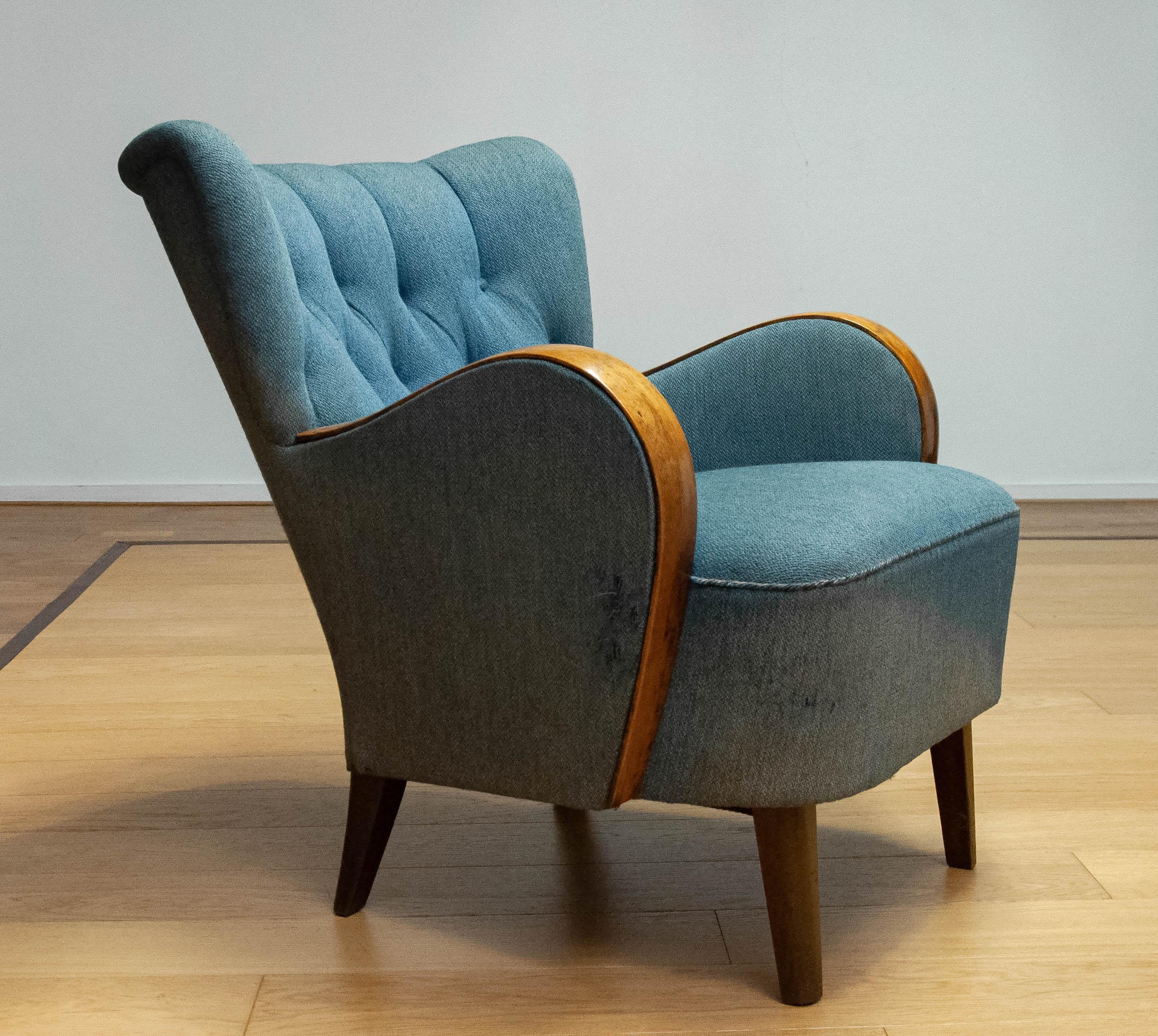 Il s'agit d'un fauteuil suédois Art nouveau des années 1940, doté d'un dossier rembourré et d'accoudoirs en bois incurvés, ce qui lui confère un design élégant et intemporel. La chaise offre un confort exceptionnel et a été nettoyée à sec, ce qui