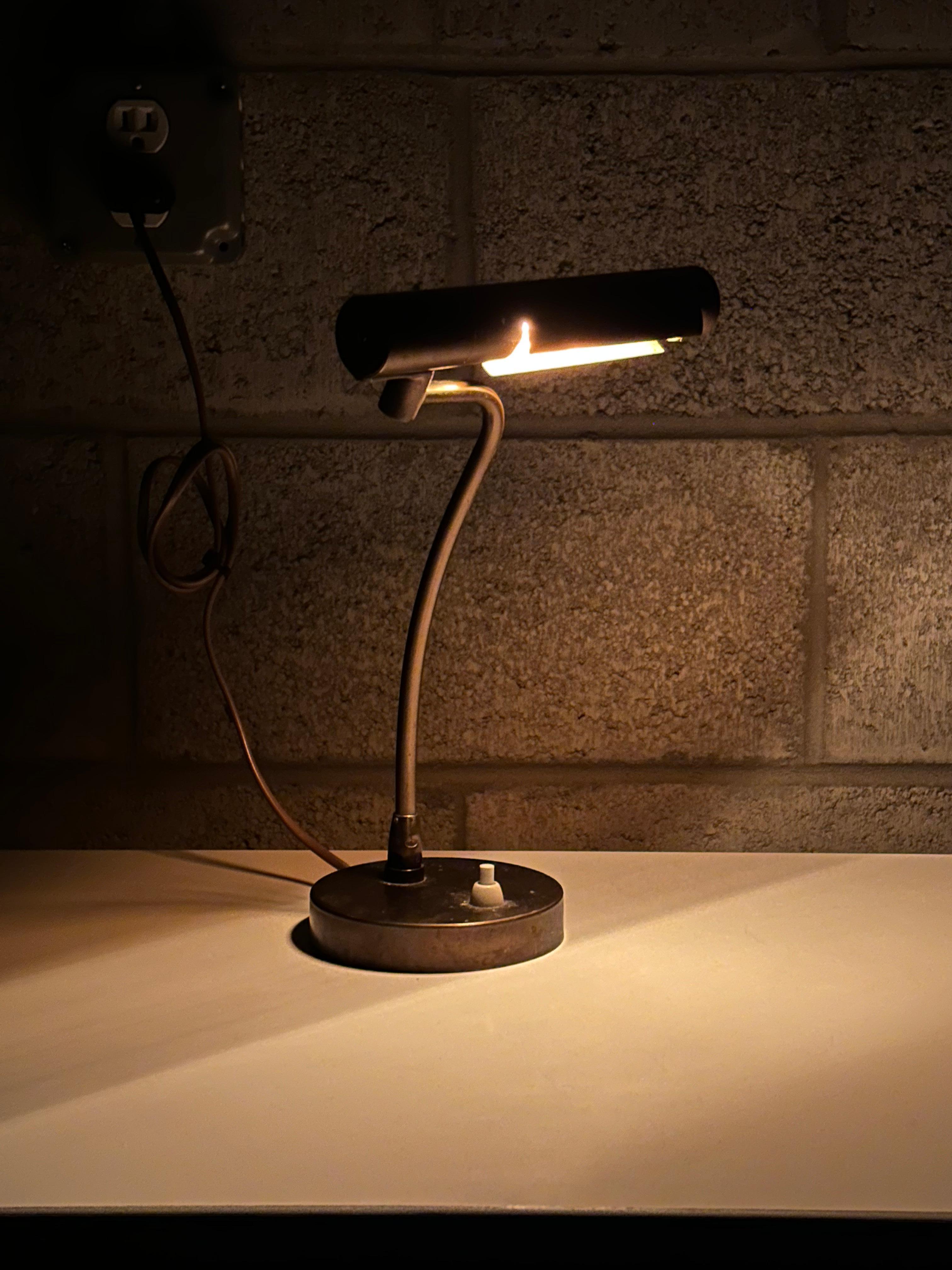 Lampe de bureau ou de banquier/de table en laiton moderne suédois des années 1940 par Asea en vente 5