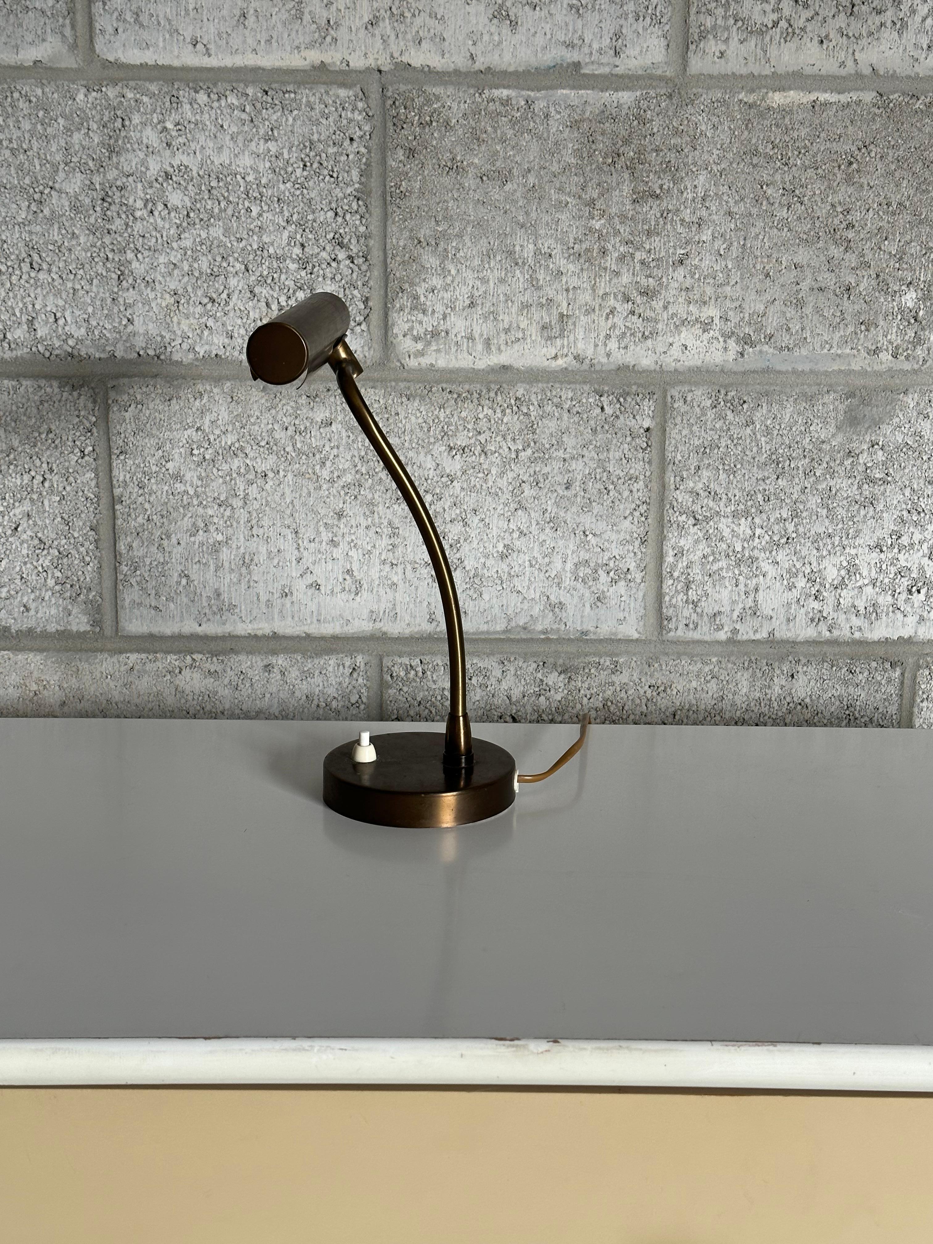 Mid-Century Modern Lampe de bureau ou de banquier/de table en laiton moderne suédois des années 1940 par Asea en vente