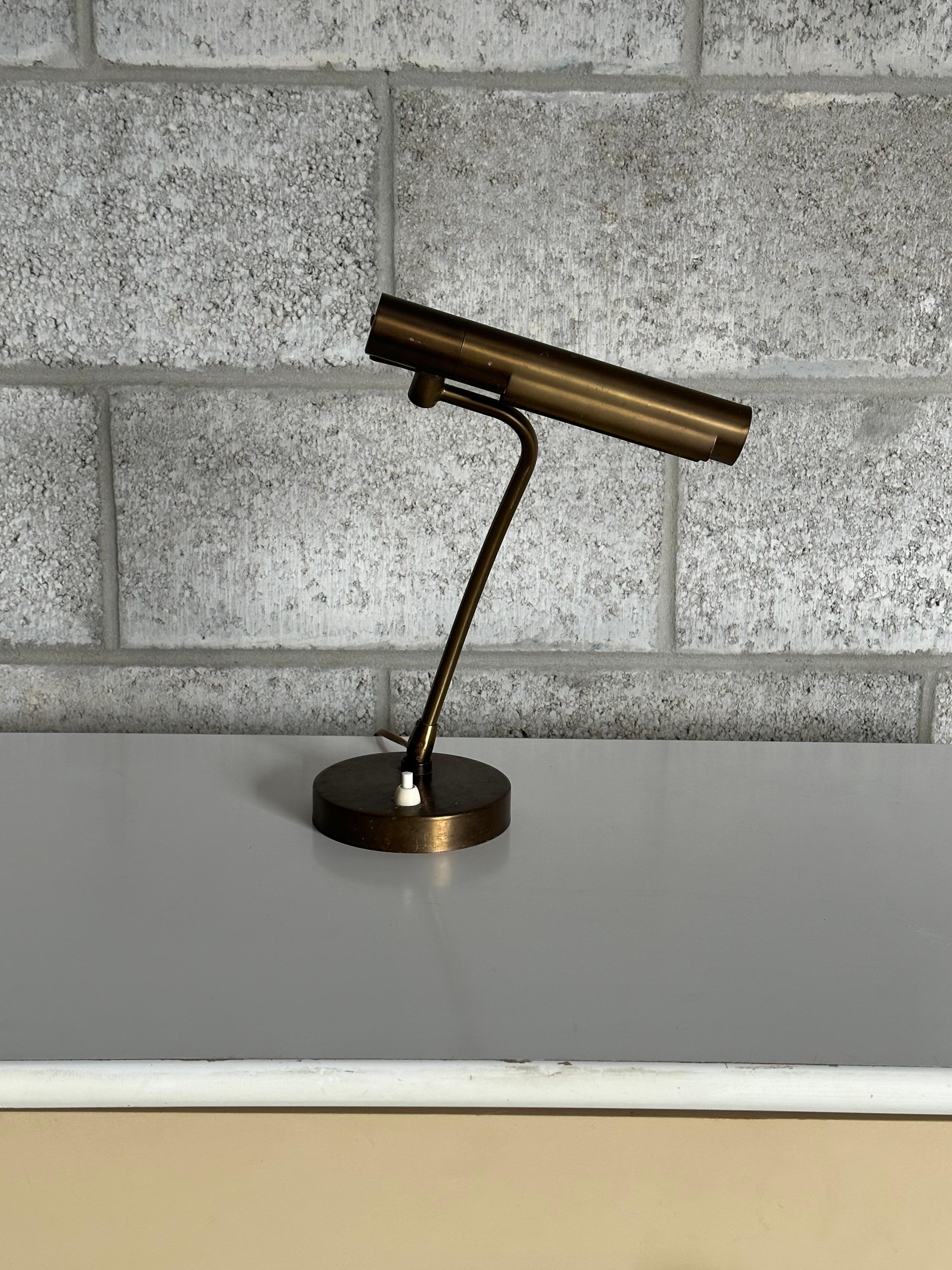 1940er Jahre Schwedische Moderne Messing-Schreibtischlampe oder Banker/Tischlampe von Asea (Mitte des 20. Jahrhunderts) im Angebot