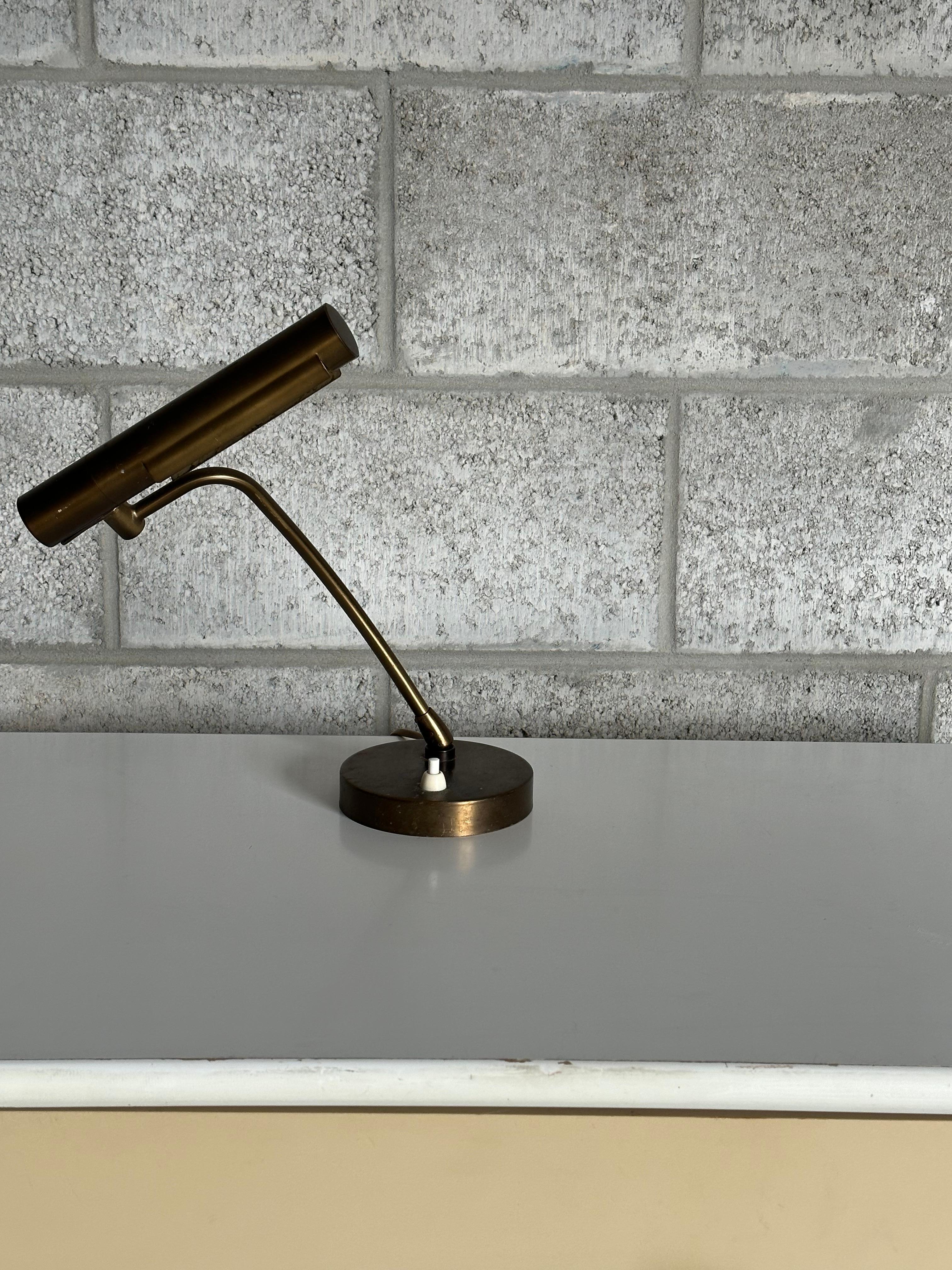 Laiton Lampe de bureau ou de banquier/de table en laiton moderne suédois des années 1940 par Asea en vente