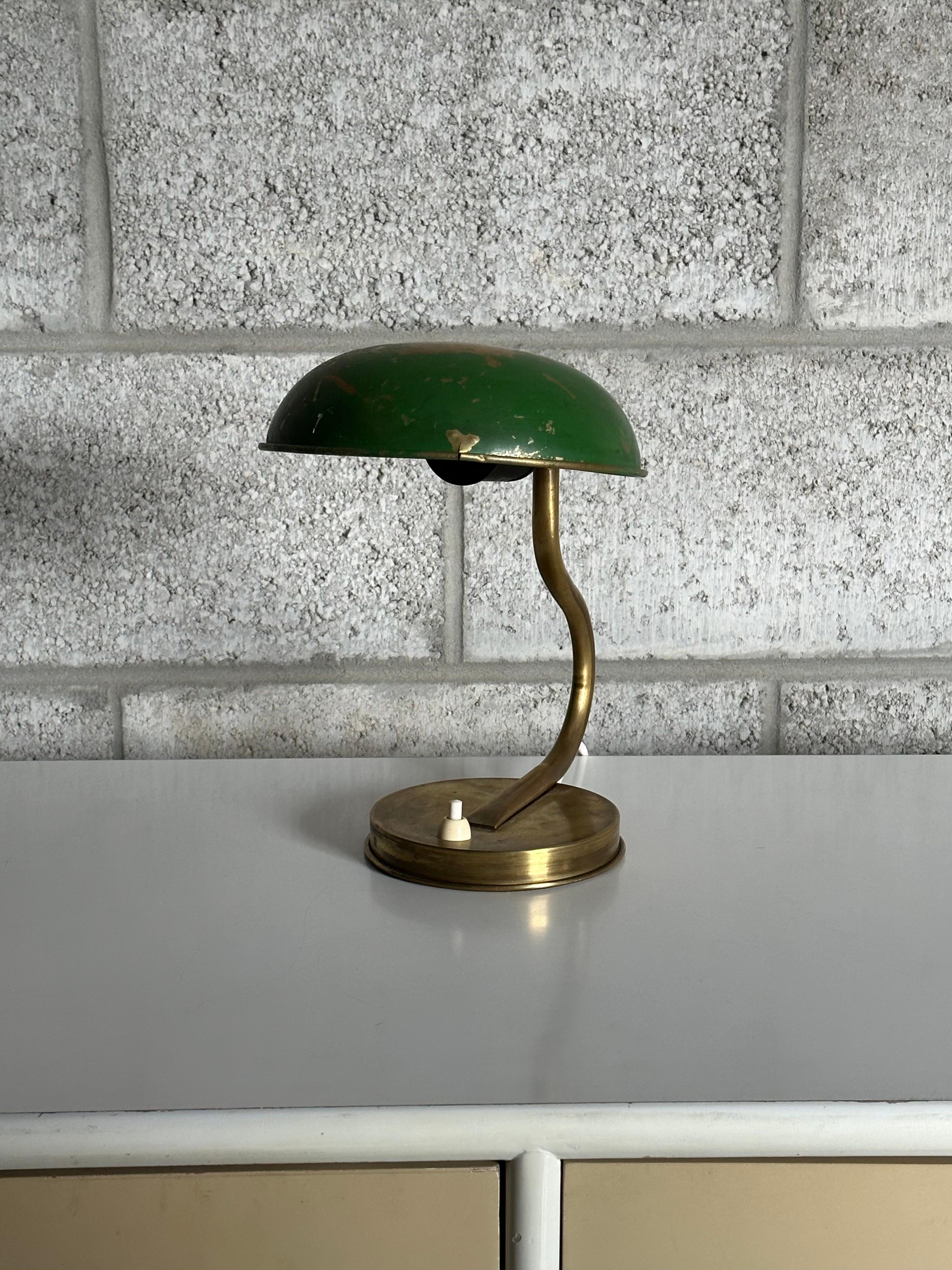 Milieu du XXe siècle Lampe de bureau/lampe de bureau organique suédoise moderne des années 1940 par Asea, laiton et peinture en vente