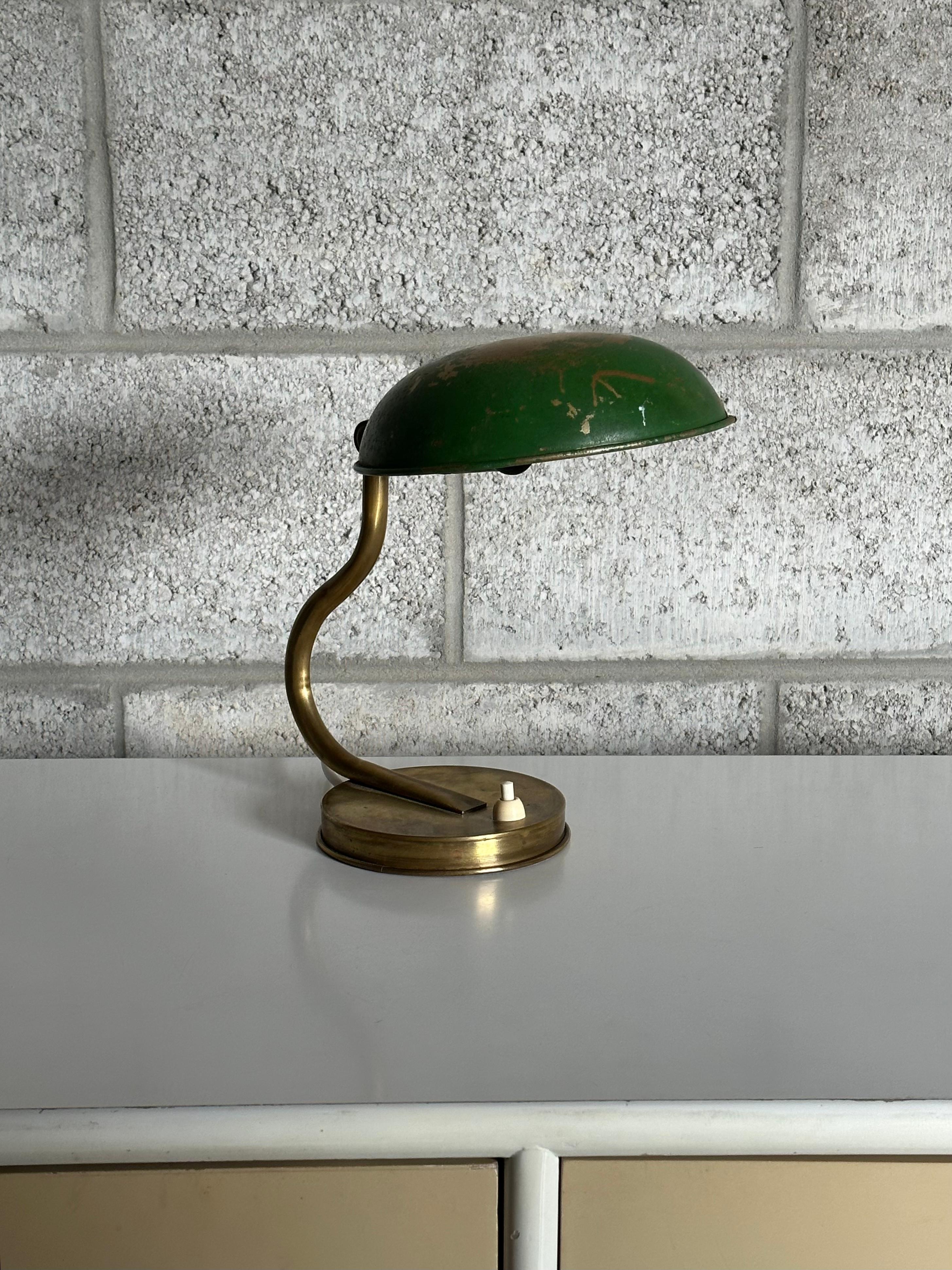 Laiton Lampe de bureau/lampe de bureau organique suédoise moderne des années 1940 par Asea, laiton et peinture en vente