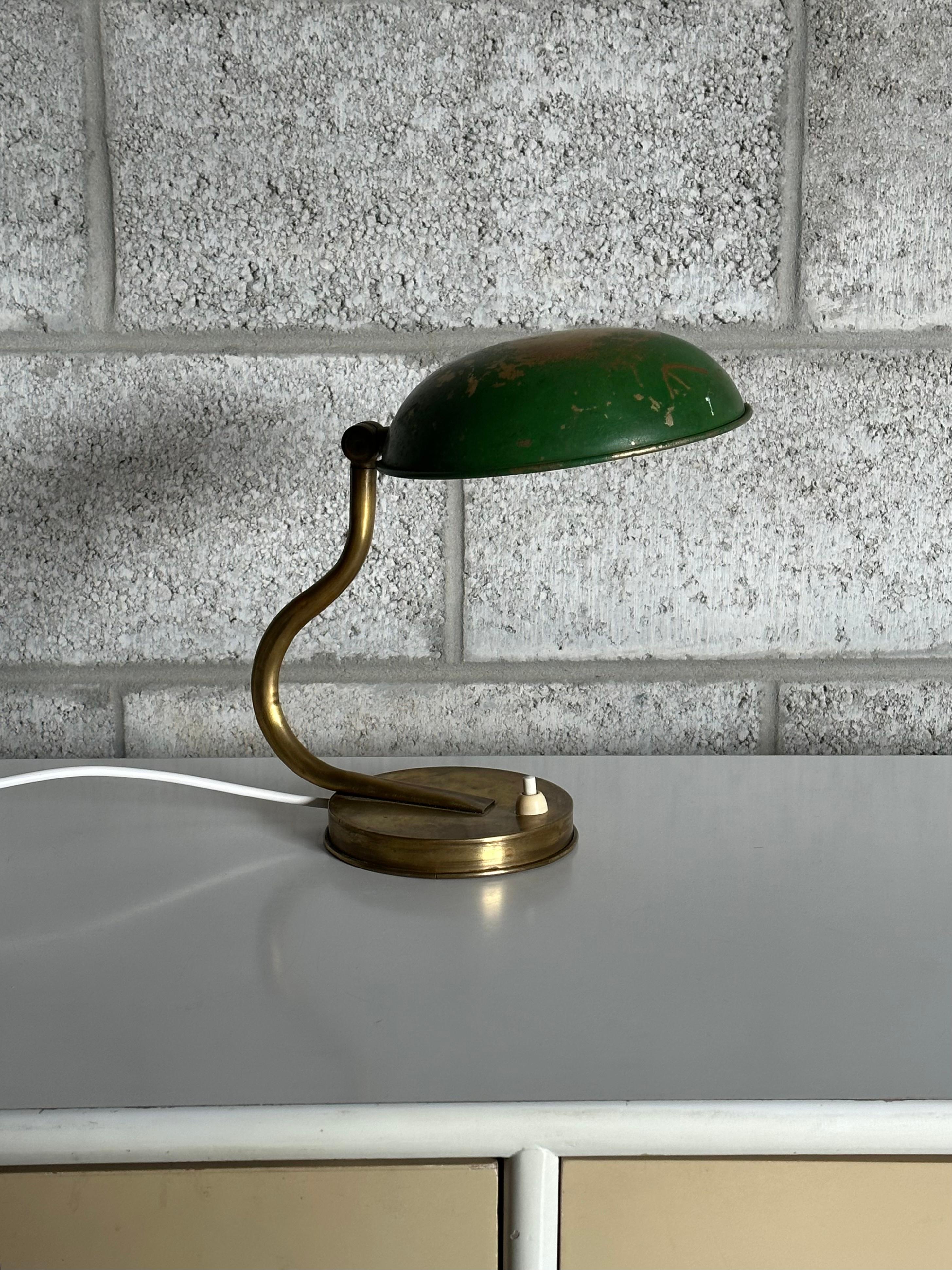 Lampe de bureau/lampe de bureau organique suédoise moderne des années 1940 par Asea, laiton et peinture en vente 1